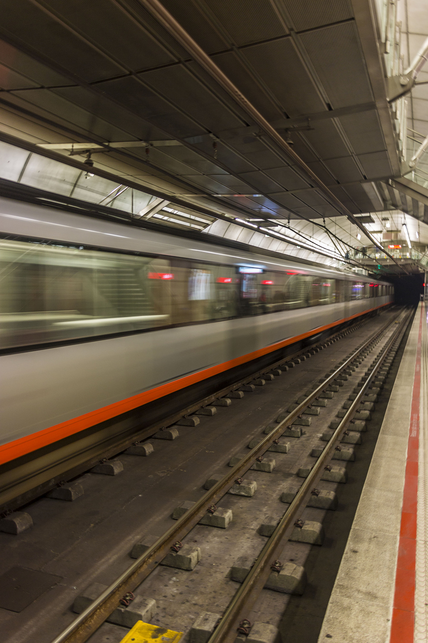 Canon EF-S 18-135mm F3.5-5.6 IS STM sample photo. Metro bilbao photography