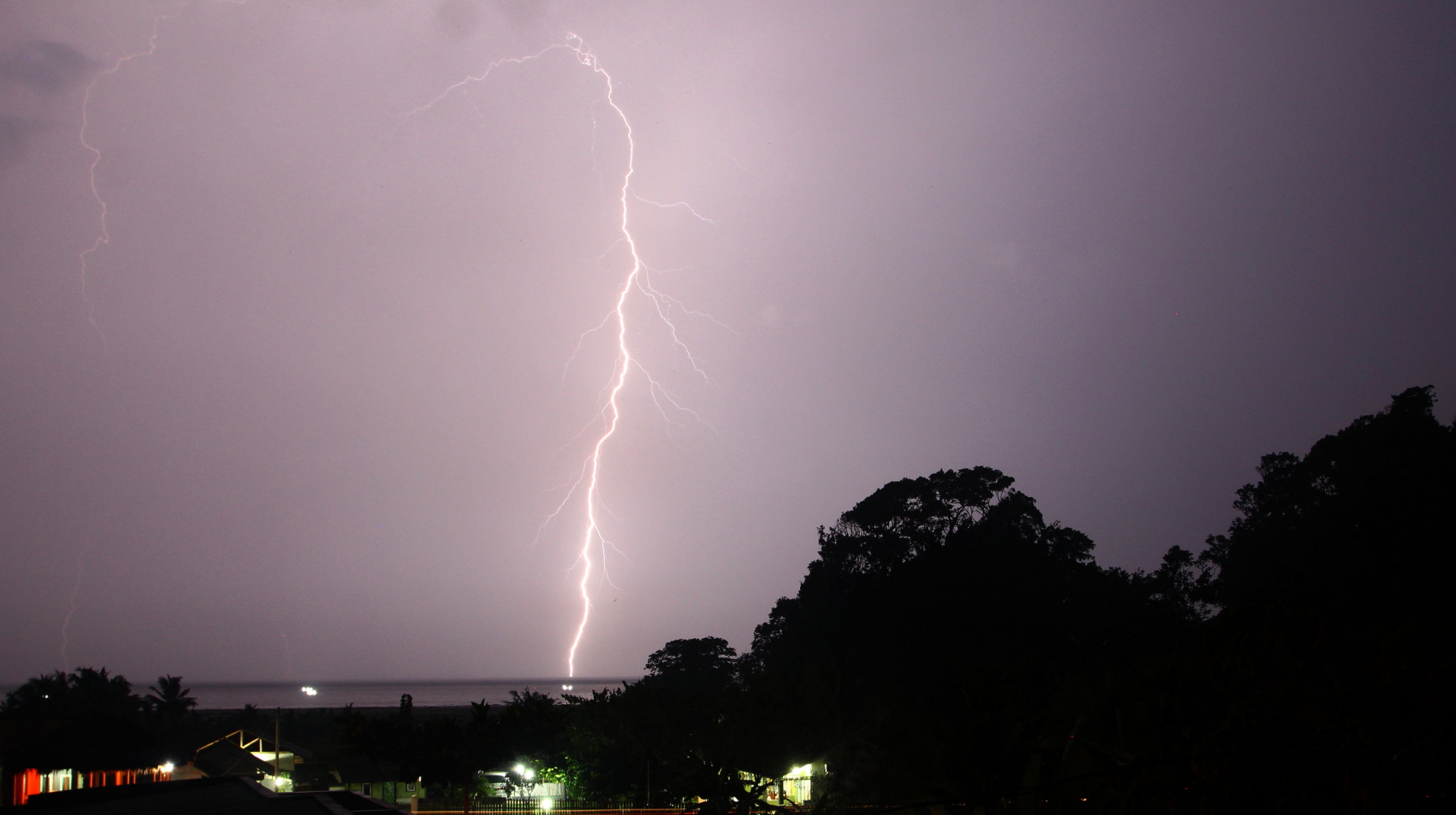 Canon EF 17-40mm F4L USM sample photo. Lightning on the beach photography