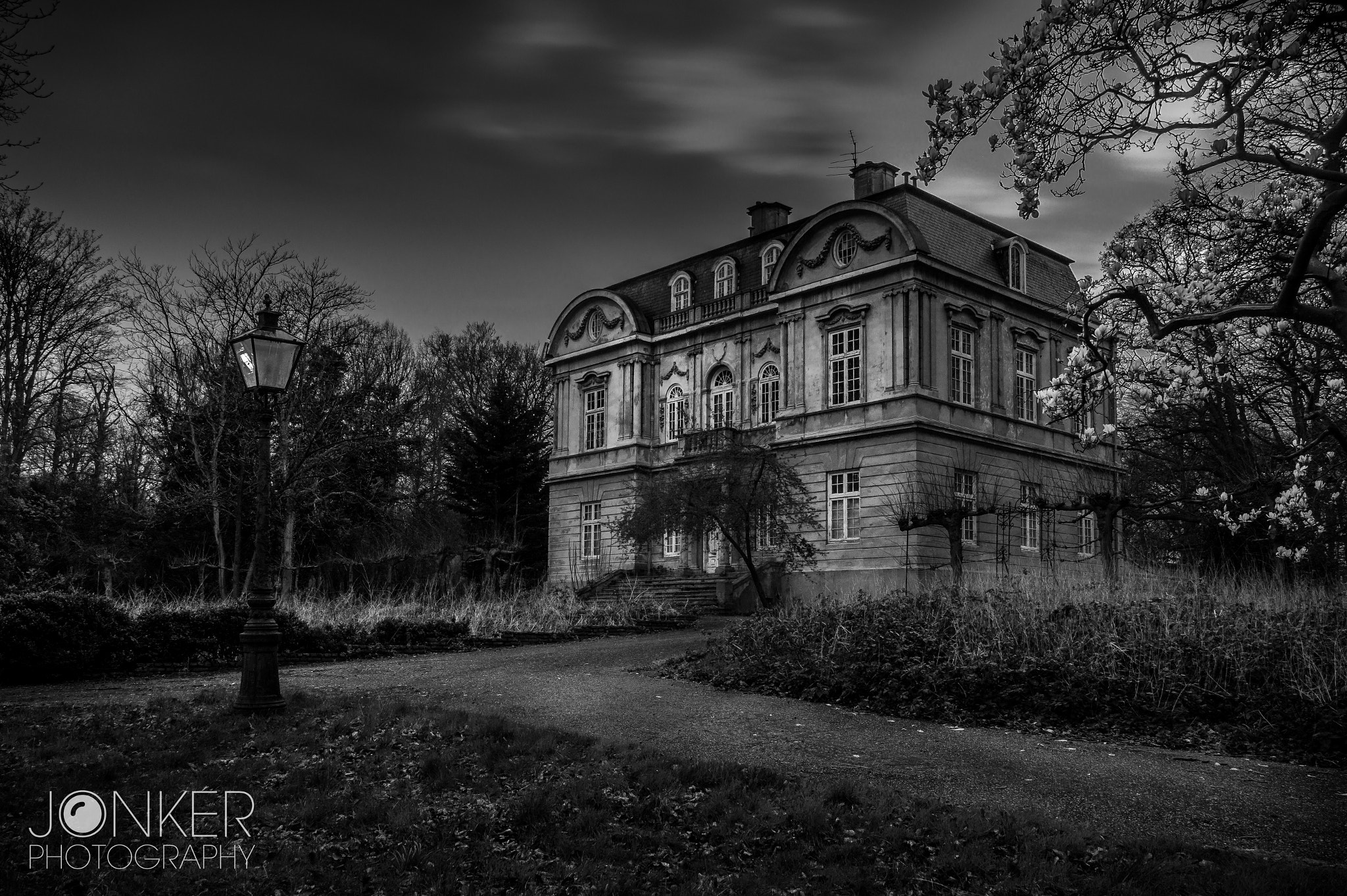 Tamron 18-270mm F3.5-6.3 Di II PZD sample photo. Haunted house photography