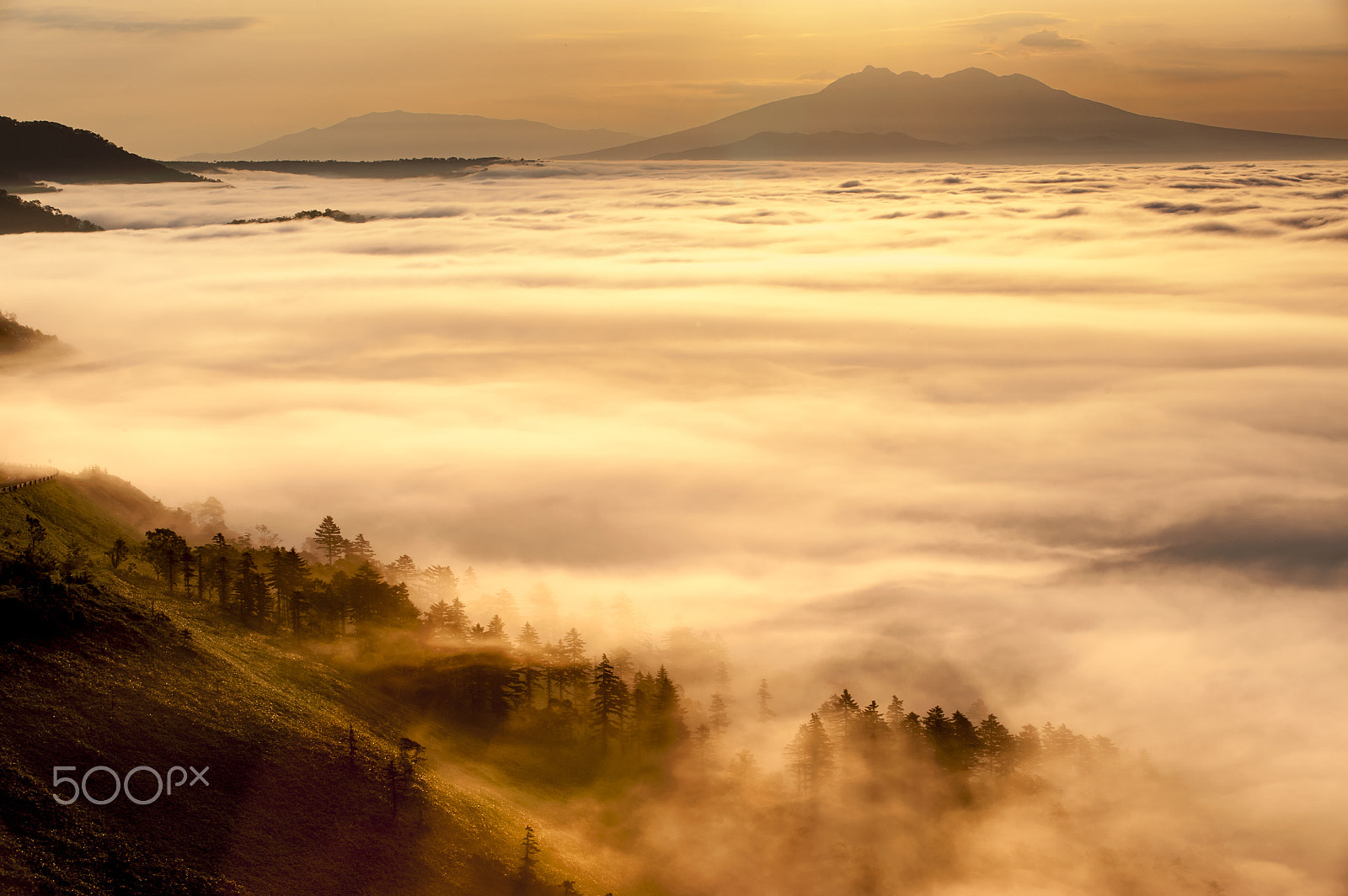 AF-S Zoom-Nikkor 80-200mm f/2.8D IF-ED sample photo. Mt. shari and lake kussharo photography