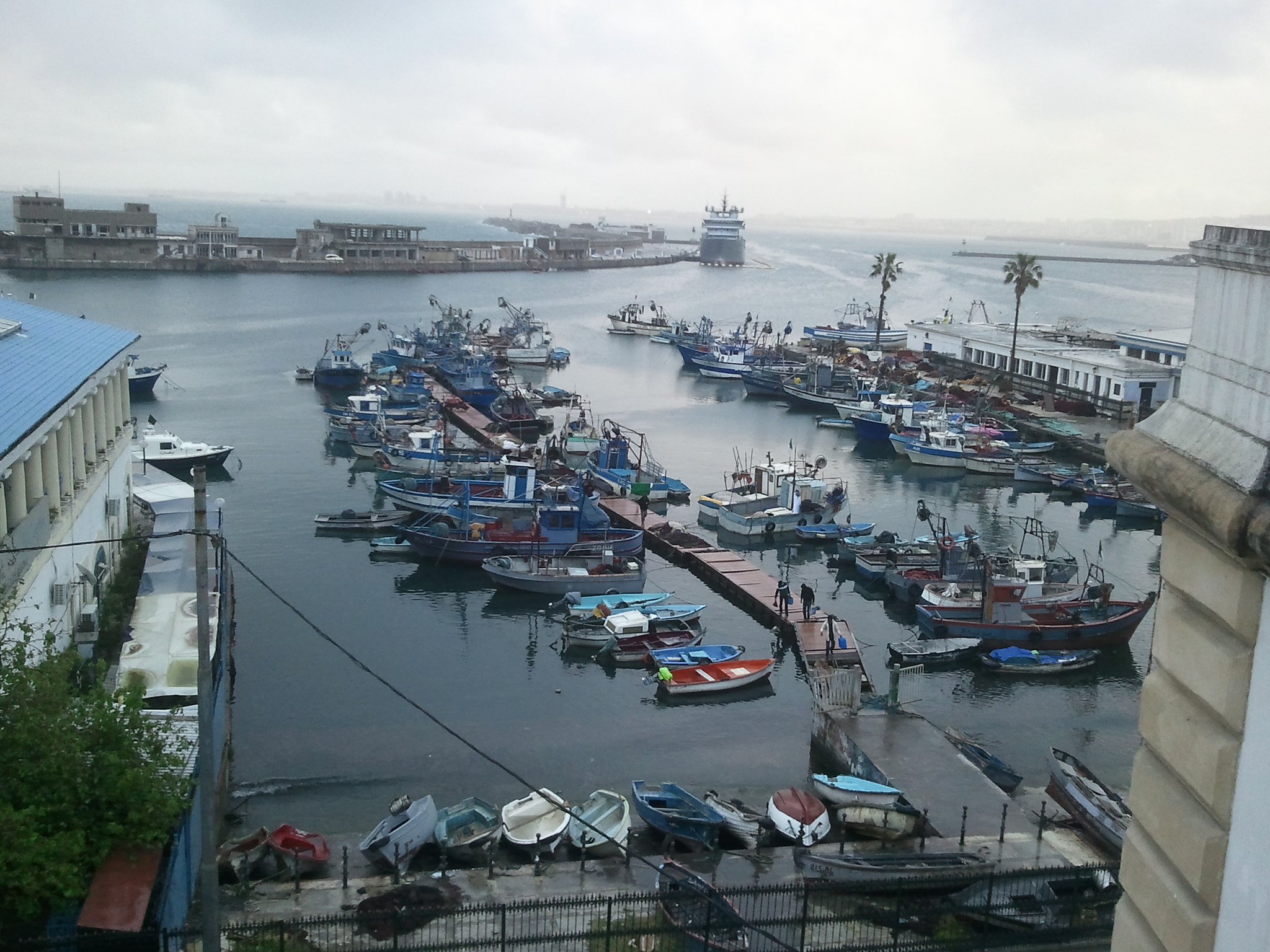 Samsung GT-S8500 sample photo. Le port photography