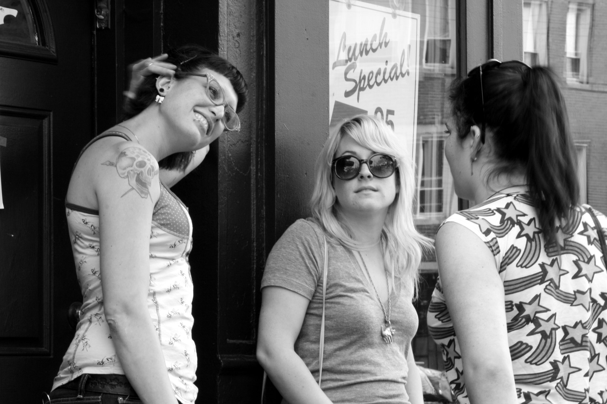 Canon EOS 400D (EOS Digital Rebel XTi / EOS Kiss Digital X) sample photo. Afternoon in wicker park photography