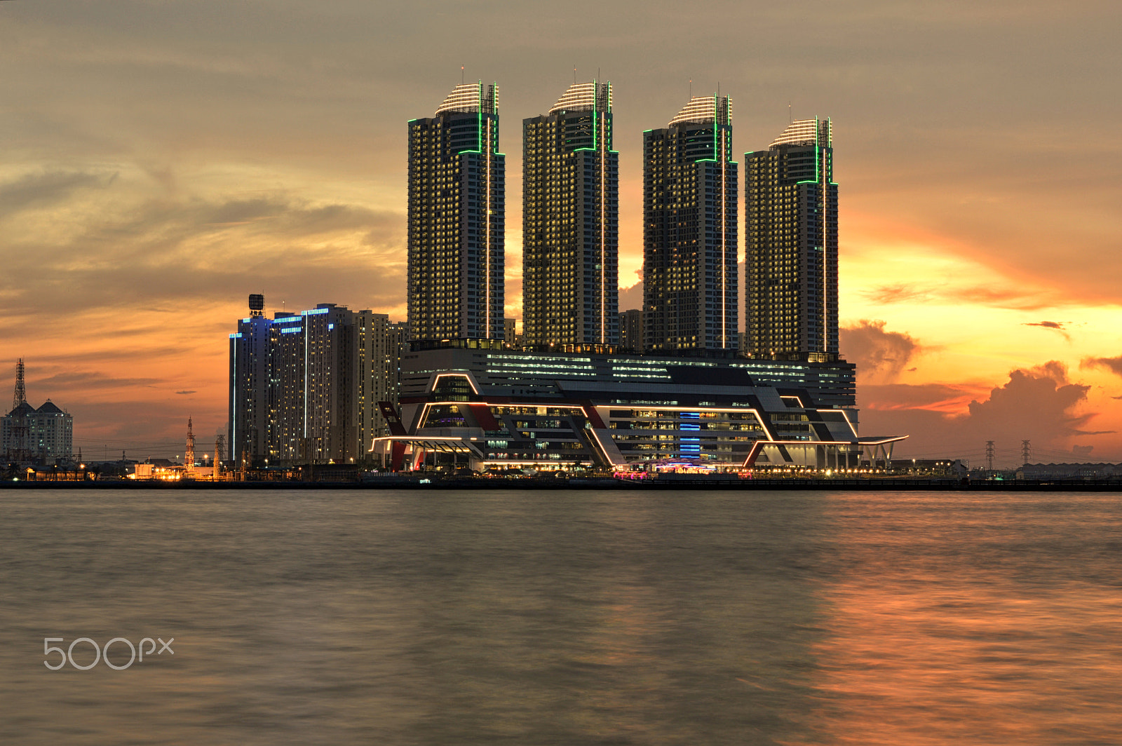 AF Zoom-Nikkor 35-80mm f/4-5.6D N sample photo. Baywalk lights on...with sunset photography