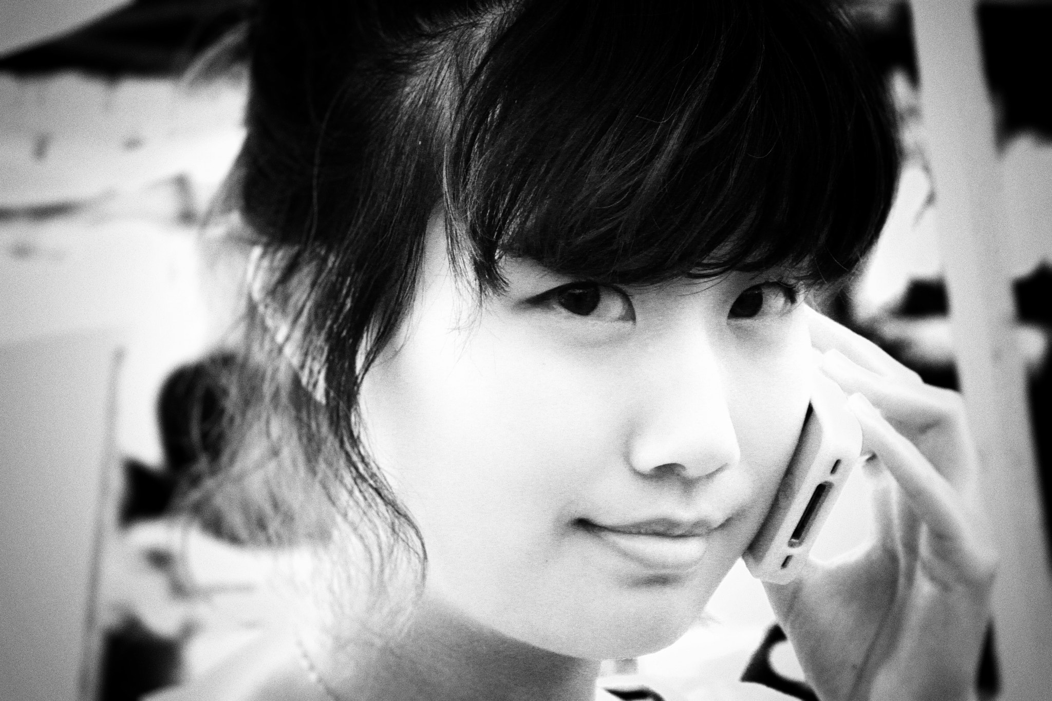 Canon EF-S 18-55mm F3.5-5.6 IS sample photo. 拿手机的女孩 photography