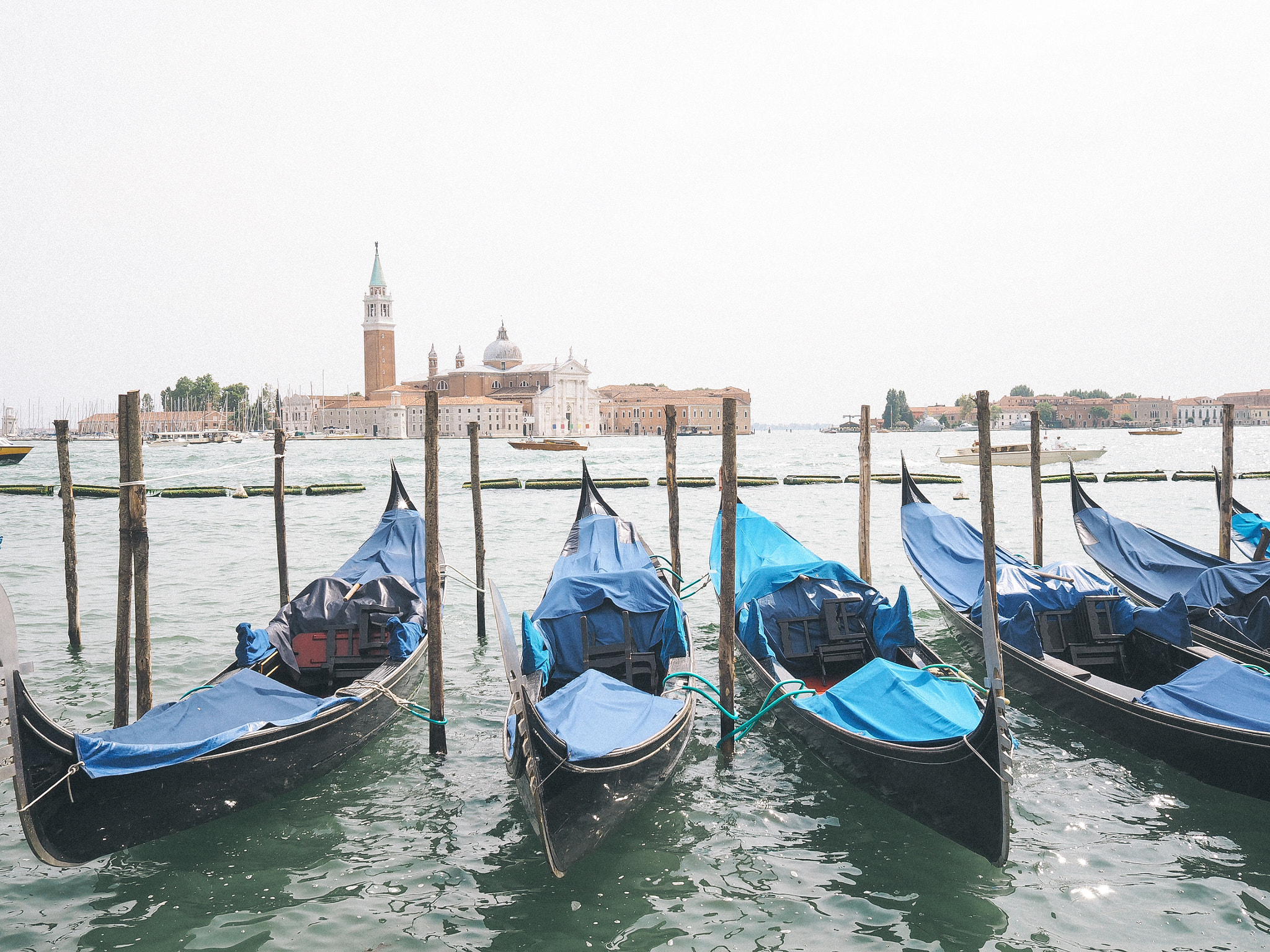 Olympus OM-D E-M10 + Olympus M.Zuiko Digital 17mm F1.8 sample photo. Gondolas in venice photography