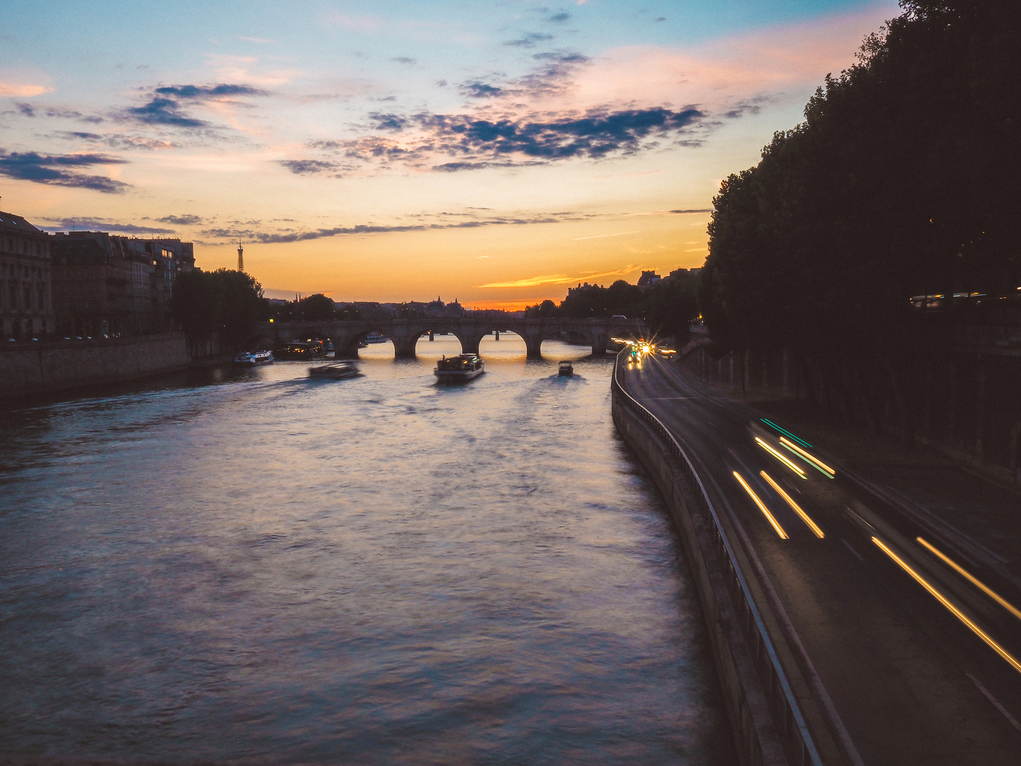 Olympus OM-D E-M10 + Olympus M.Zuiko Digital 17mm F1.8 sample photo. Seine river during sunset photography