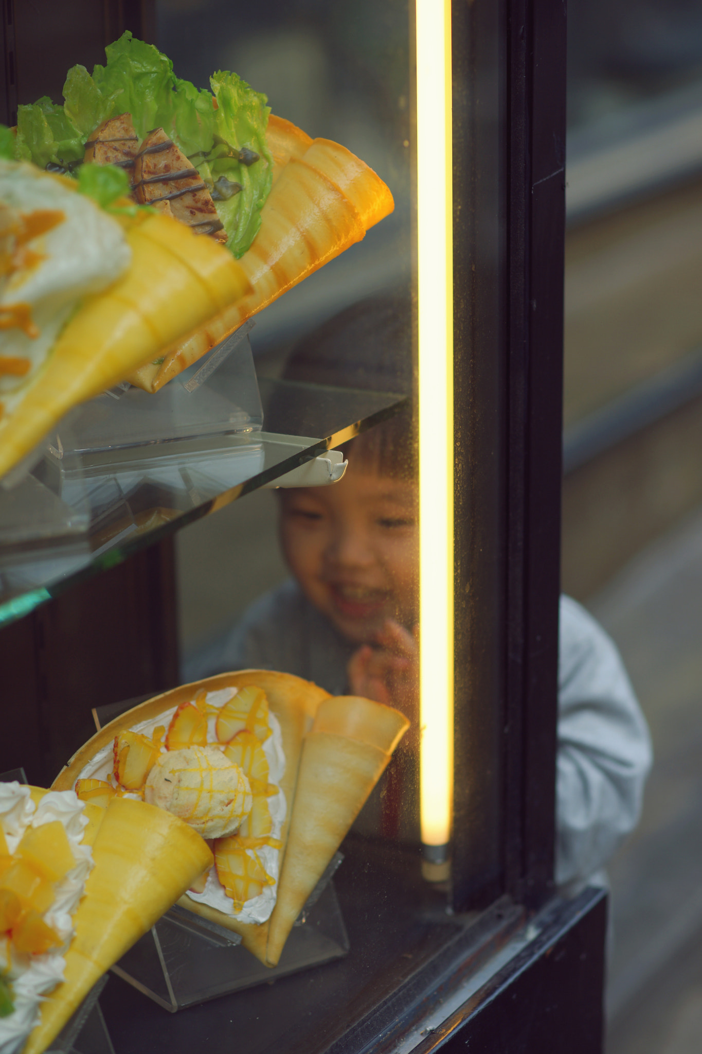 Sony Planar T* 85mm F1.4 ZA sample photo. Light of the crepe photography