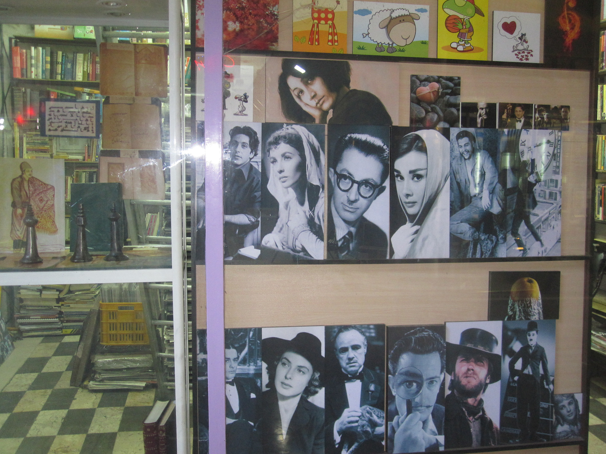 Canon PowerShot SD780 IS (Digital IXUS 100 IS / IXY Digital 210 IS) sample photo. Celebrities at a bookshop photography
