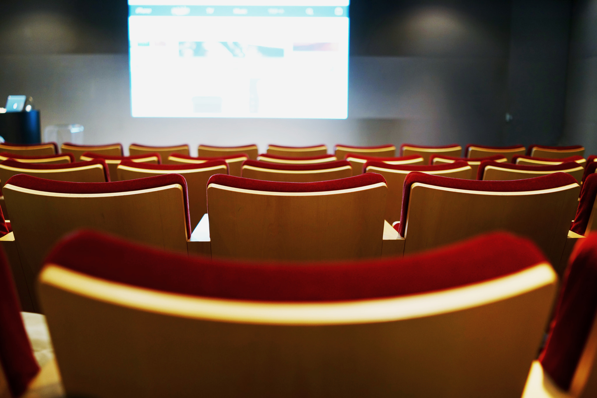 Sony Cyber-shot DSC-RX1R + Sony 35mm F2.0 sample photo. Apple store theater photography