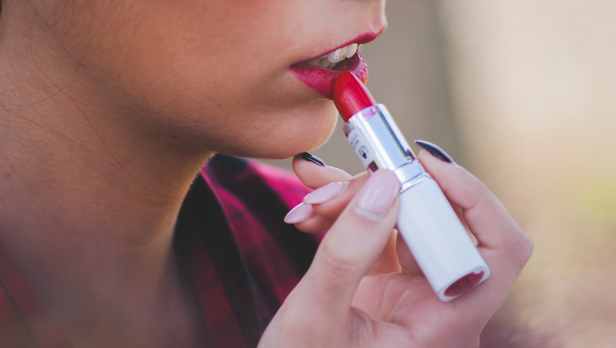 Sony 75-300mm F4.5-5.6 sample photo. Giulia and lipstick photography
