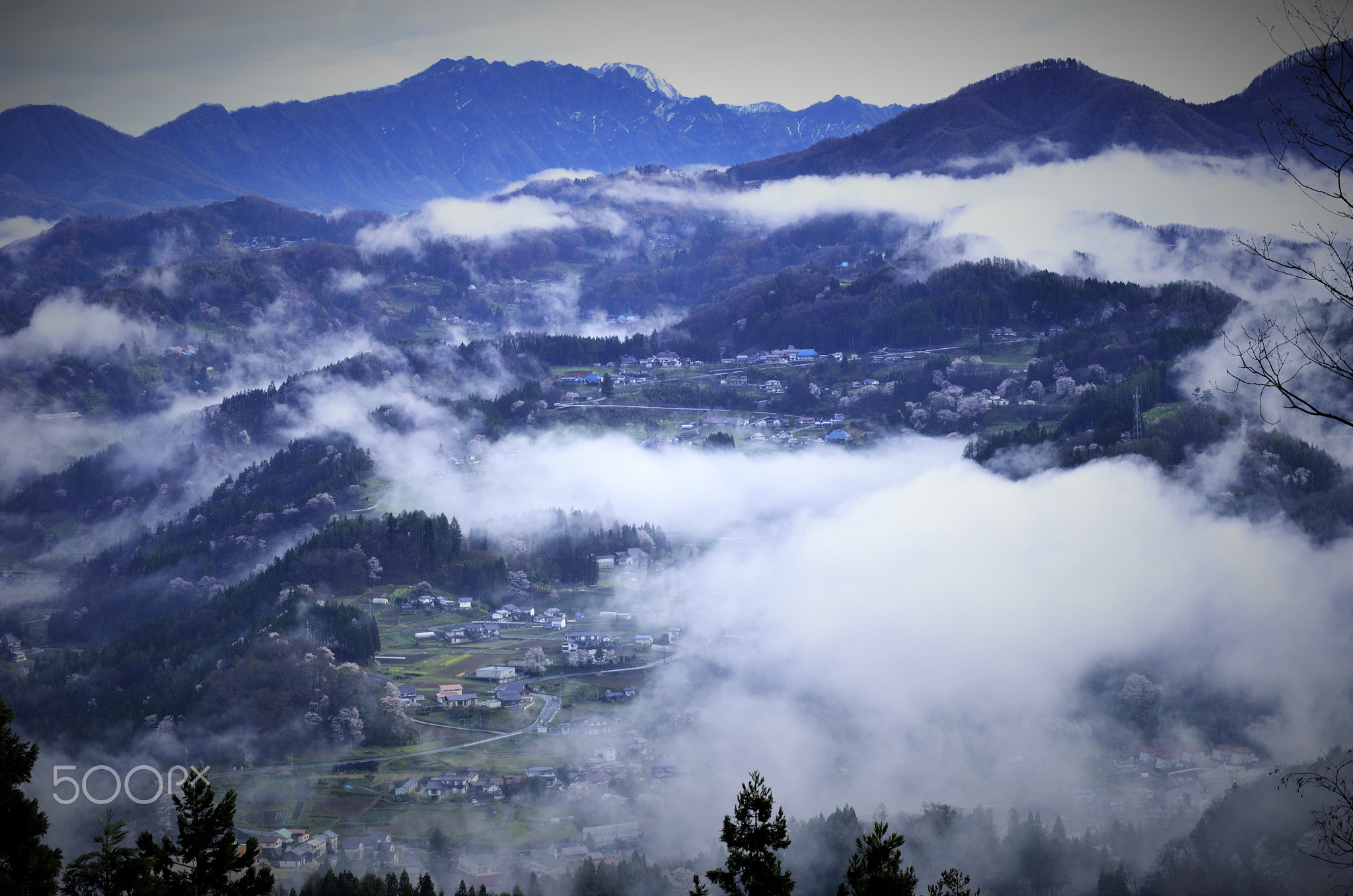 霧に包まれた山村