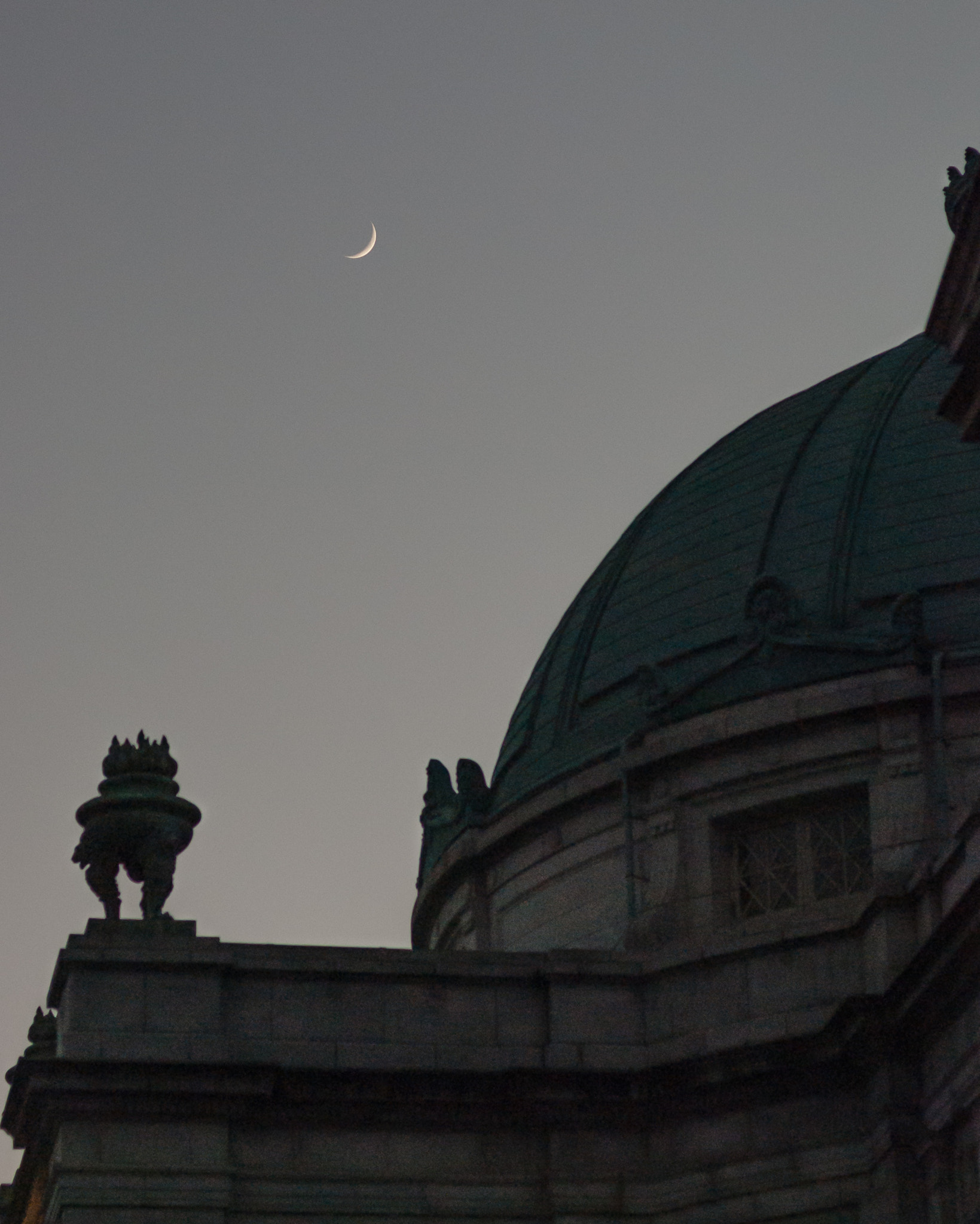 Pentax K200D + Pentax smc FA 77mm 1.8 Limited sample photo. Crescent moon photography