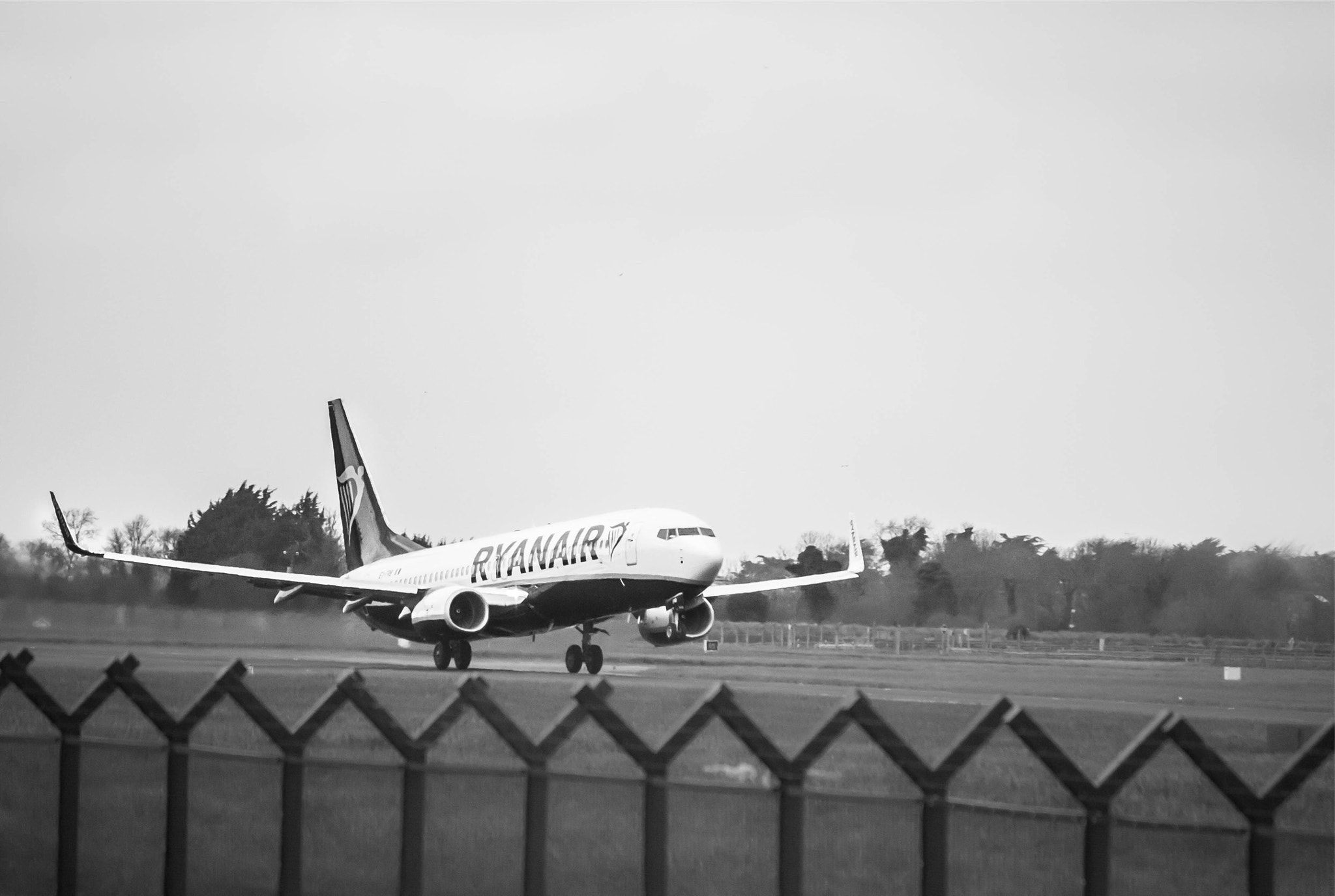 Canon EOS 450D (EOS Rebel XSi / EOS Kiss X2) sample photo. Dublin's airport runway photography