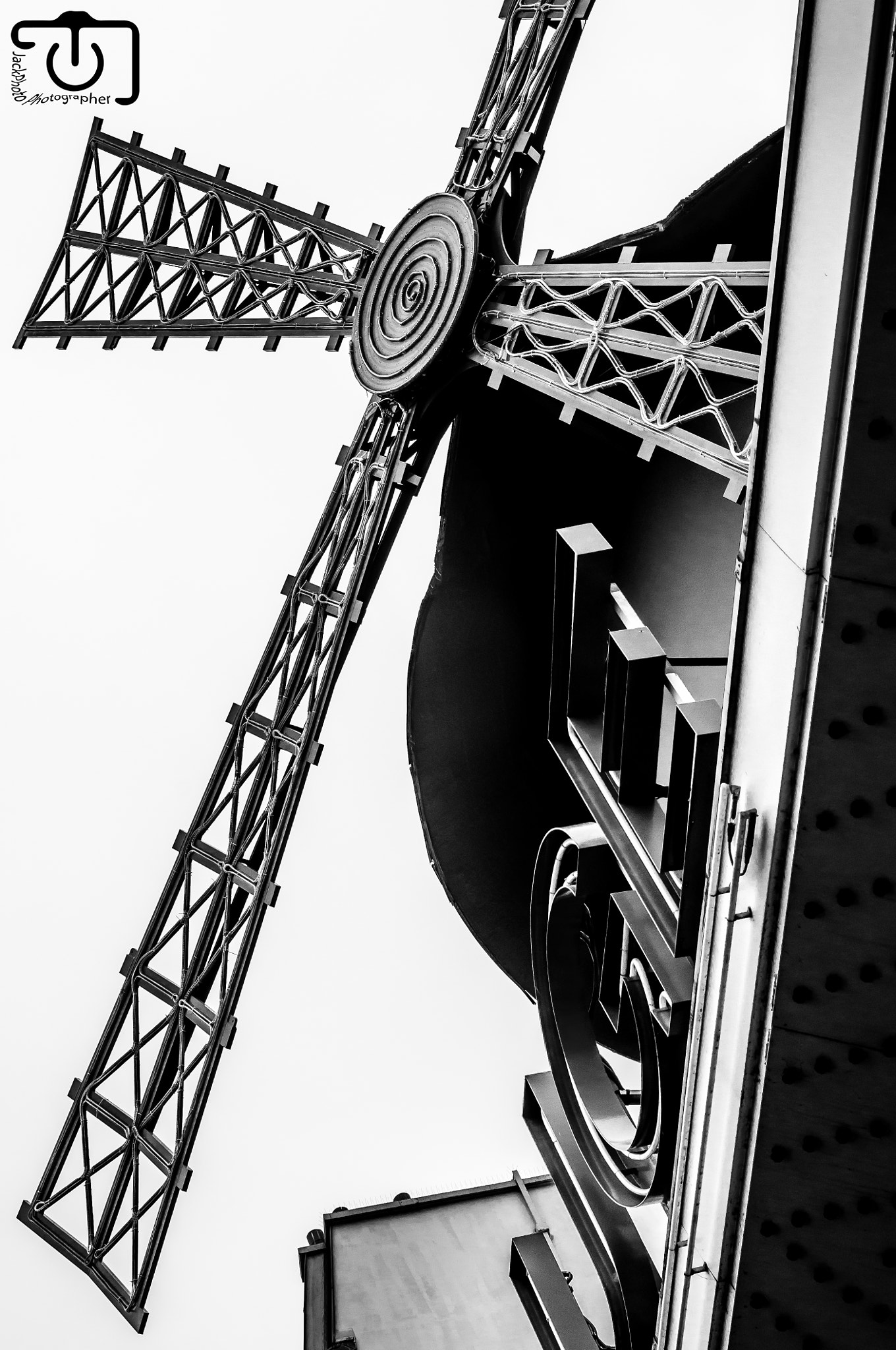 AF Nikkor 50mm f/1.4 sample photo. Moulin rouge photography