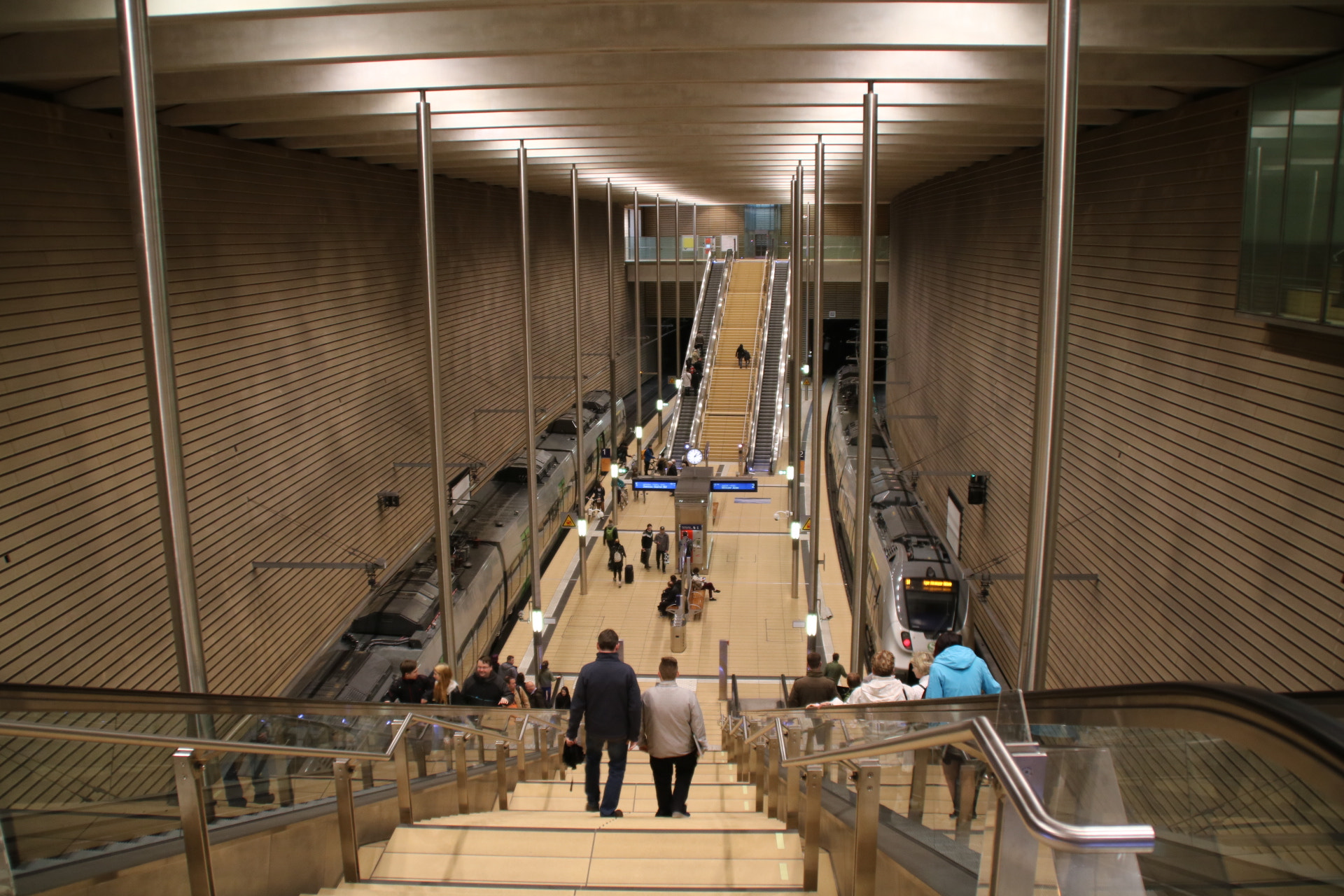 Canon EOS 760D (EOS Rebel T6s / EOS 8000D) sample photo. Leipzig markt s-bahn-station photography