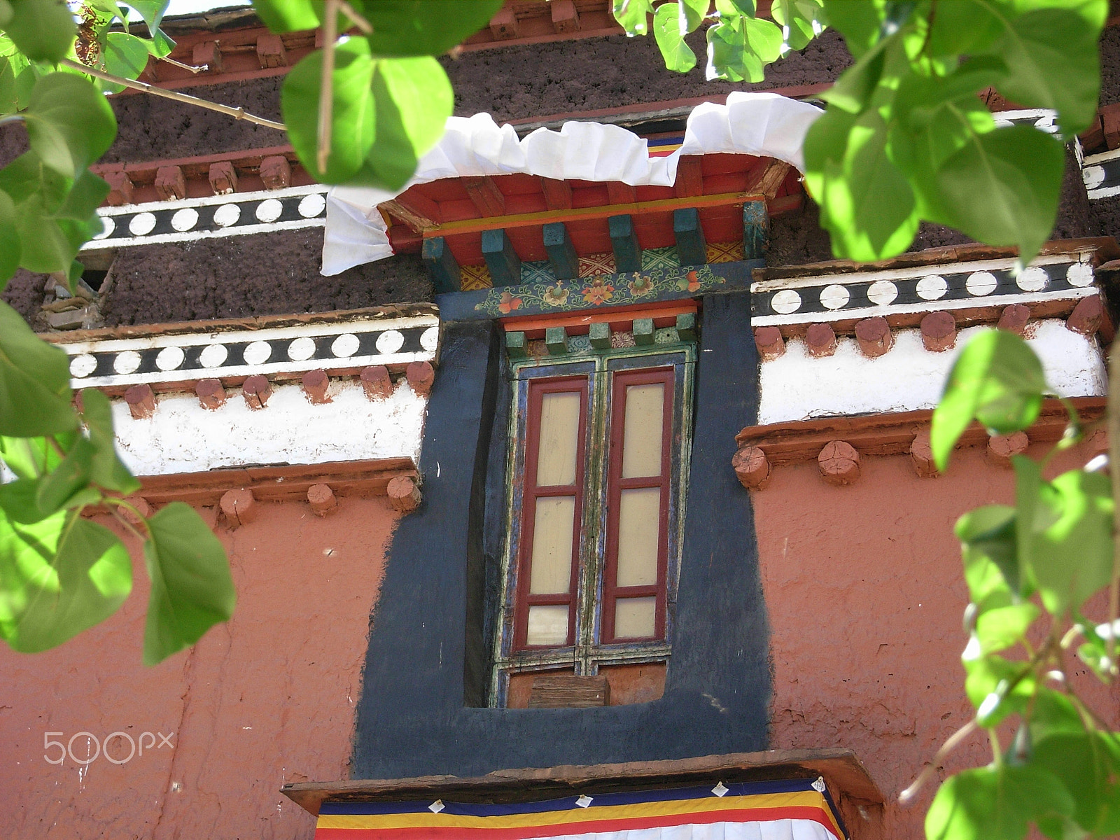 Ricoh Caplio R5 sample photo. Temple window frame photography