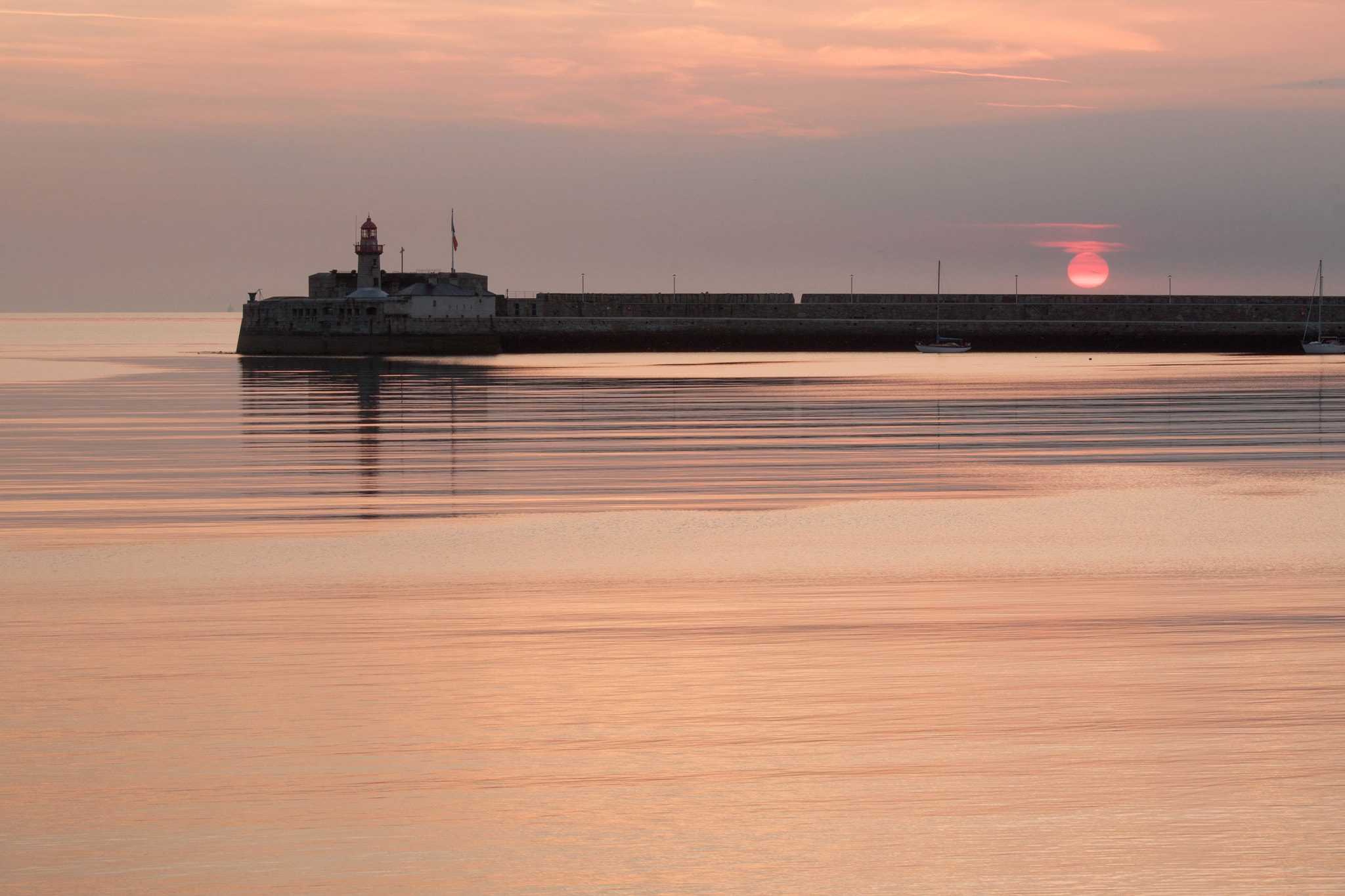 Canon EOS 500D (EOS Rebel T1i / EOS Kiss X3) + Canon EF 70-200mm F4L IS USM sample photo. Dun laoghaire sunrise photography