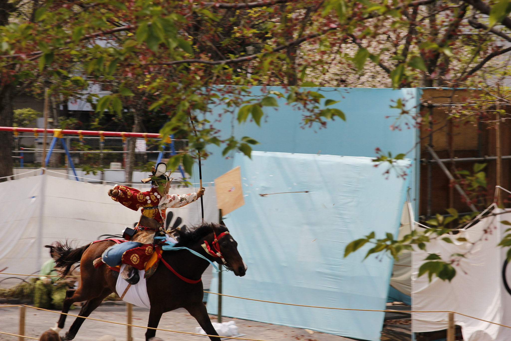 Canon EOS 600D (Rebel EOS T3i / EOS Kiss X5) + Canon EF 500mm F4L IS USM sample photo. Yabusame in asakusa photography