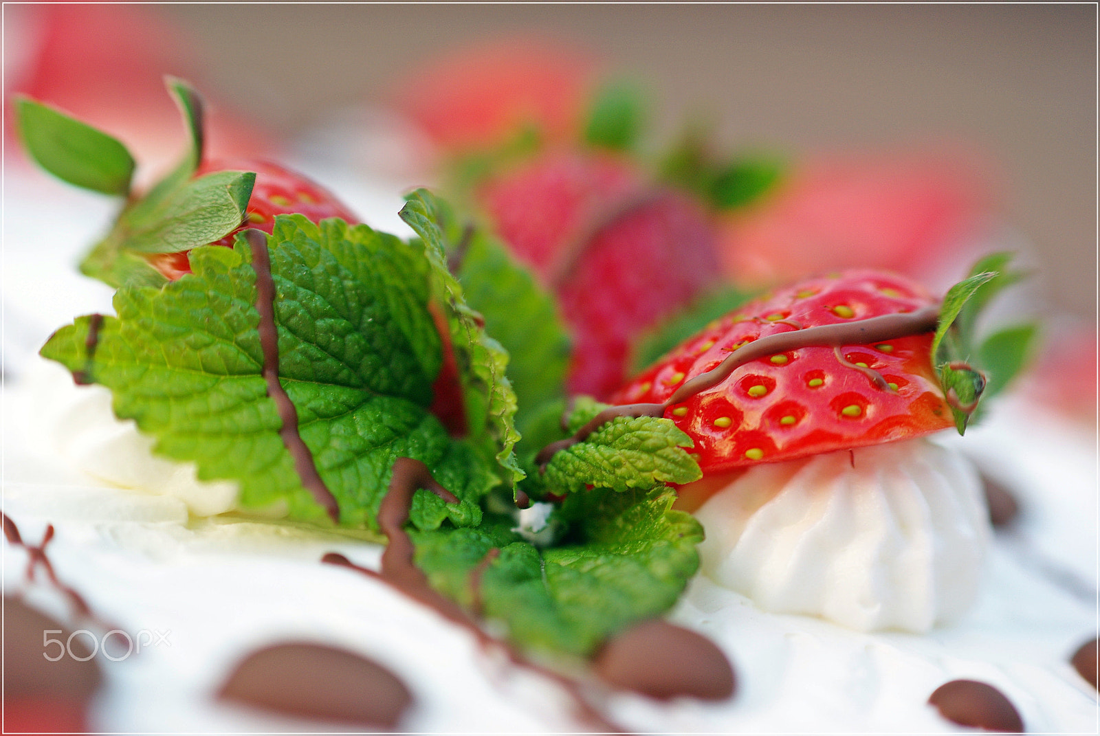 Pentax K200D + Pentax smc DA 50mm F1.8 sample photo. Erdbeertorte photography