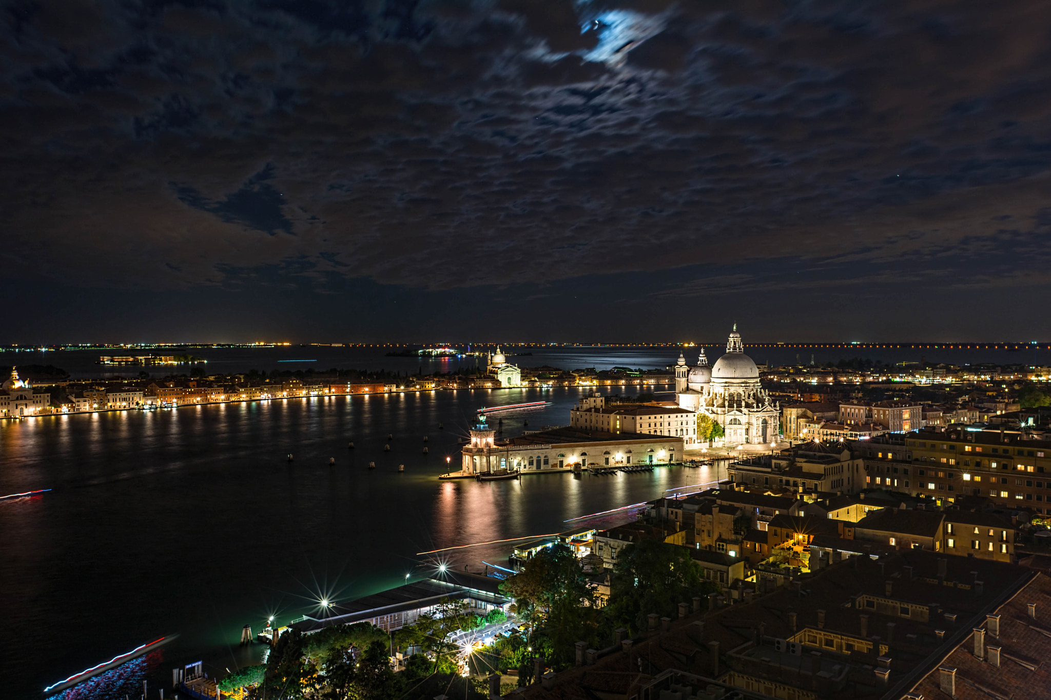 Nikon D7100 + Nikon AF Nikkor 20mm F2.8D sample photo. Venice moon photography