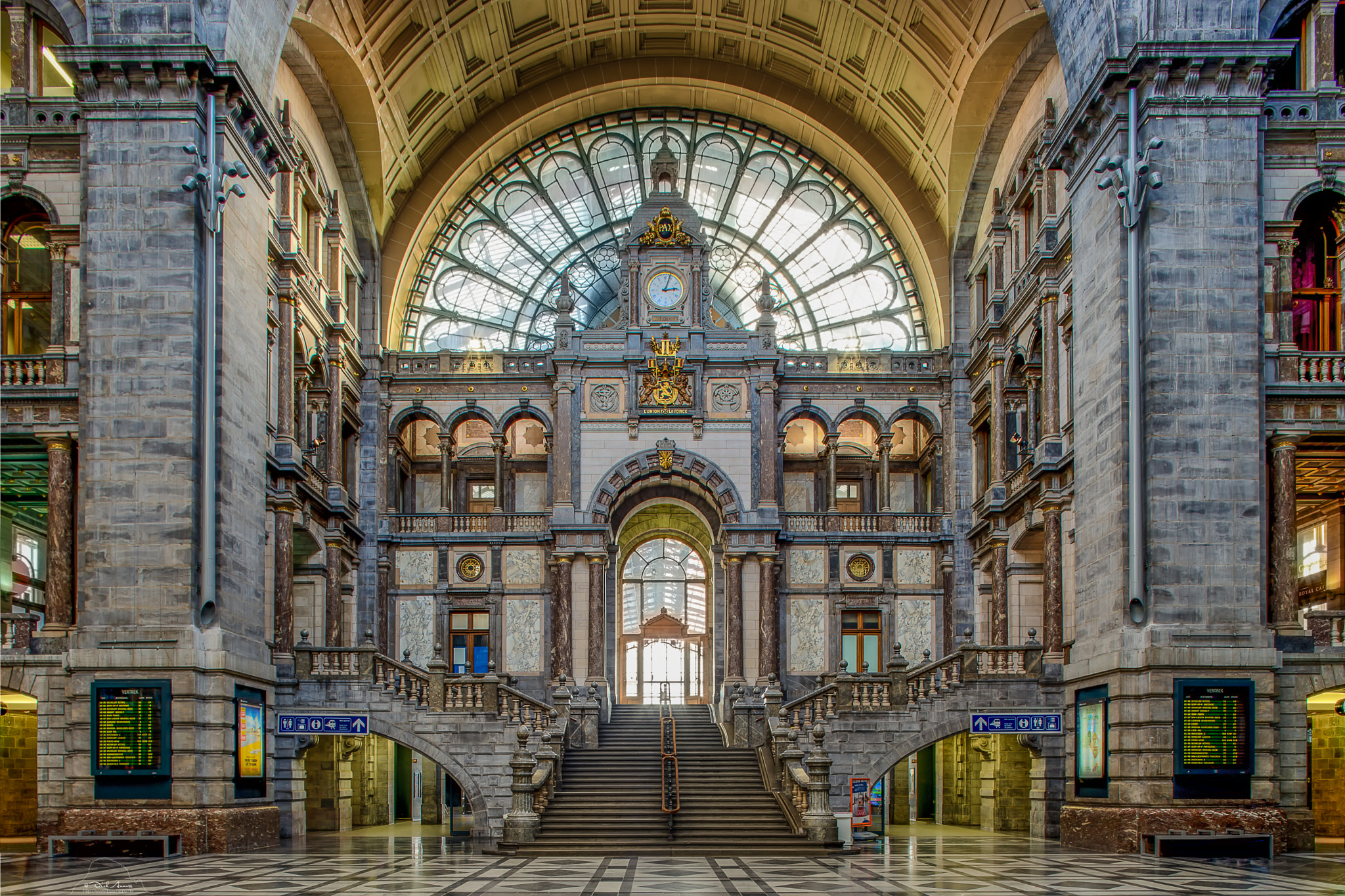 Canon EOS 6D + Canon TS-E 24mm f/3.5L sample photo. Antwerpen central terminal building photography