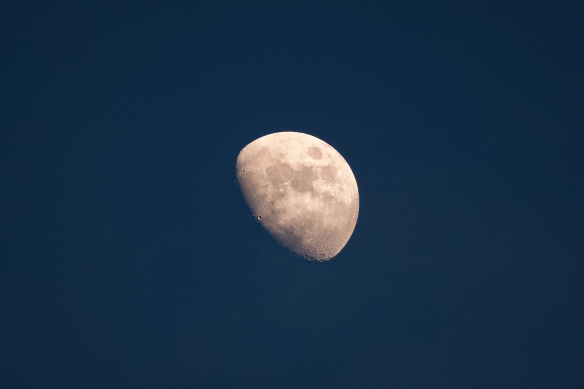 Canon EOS 750D (EOS Rebel T6i / EOS Kiss X8i) sample photo. Moon photography