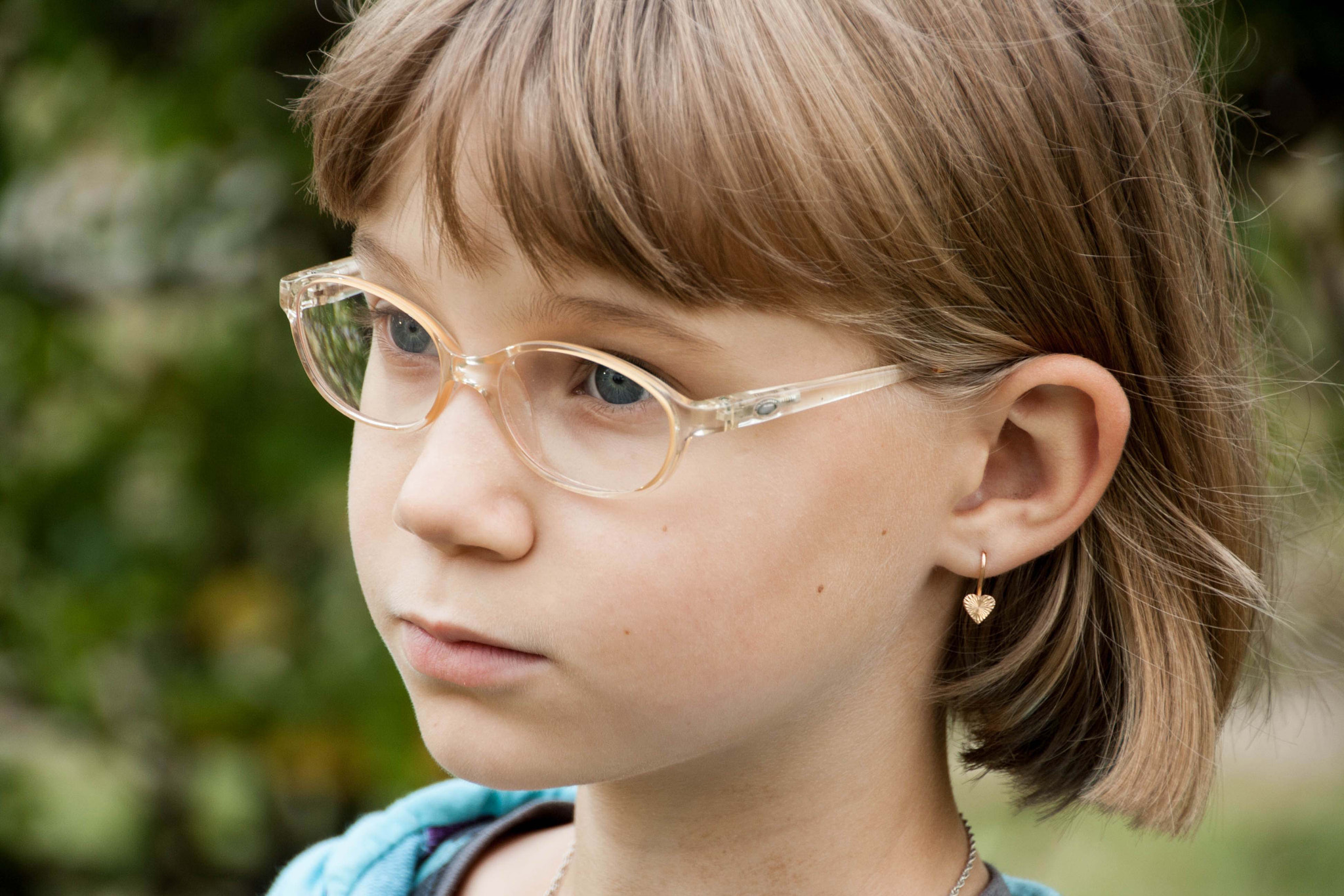 Canon EOS 1000D (EOS Digital Rebel XS / EOS Kiss F) sample photo. Little blond girl with glasses photography