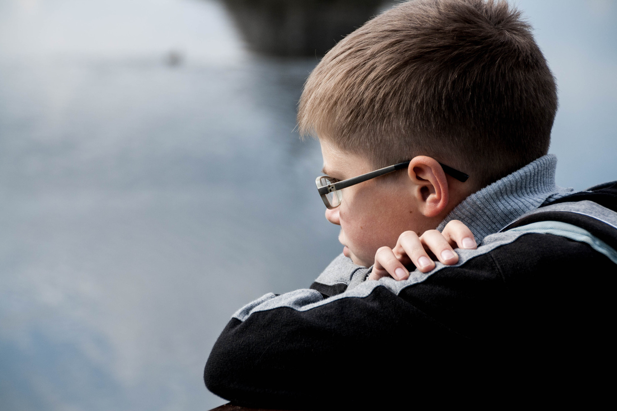 Canon EOS 1000D (EOS Digital Rebel XS / EOS Kiss F) sample photo. Sad boy looking at the river photography