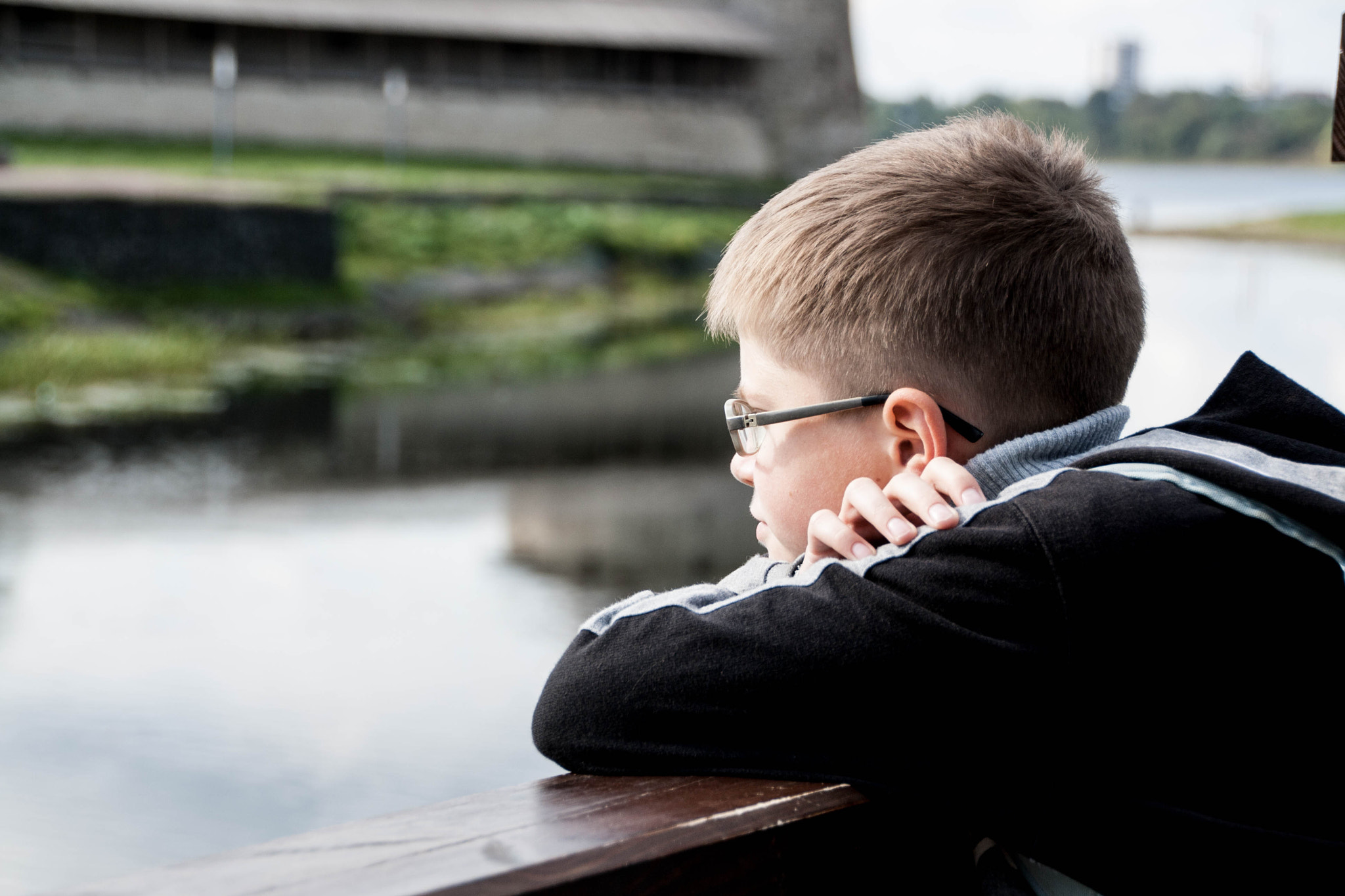 Canon EOS 1000D (EOS Digital Rebel XS / EOS Kiss F) sample photo. Sad boy looking at the river photography