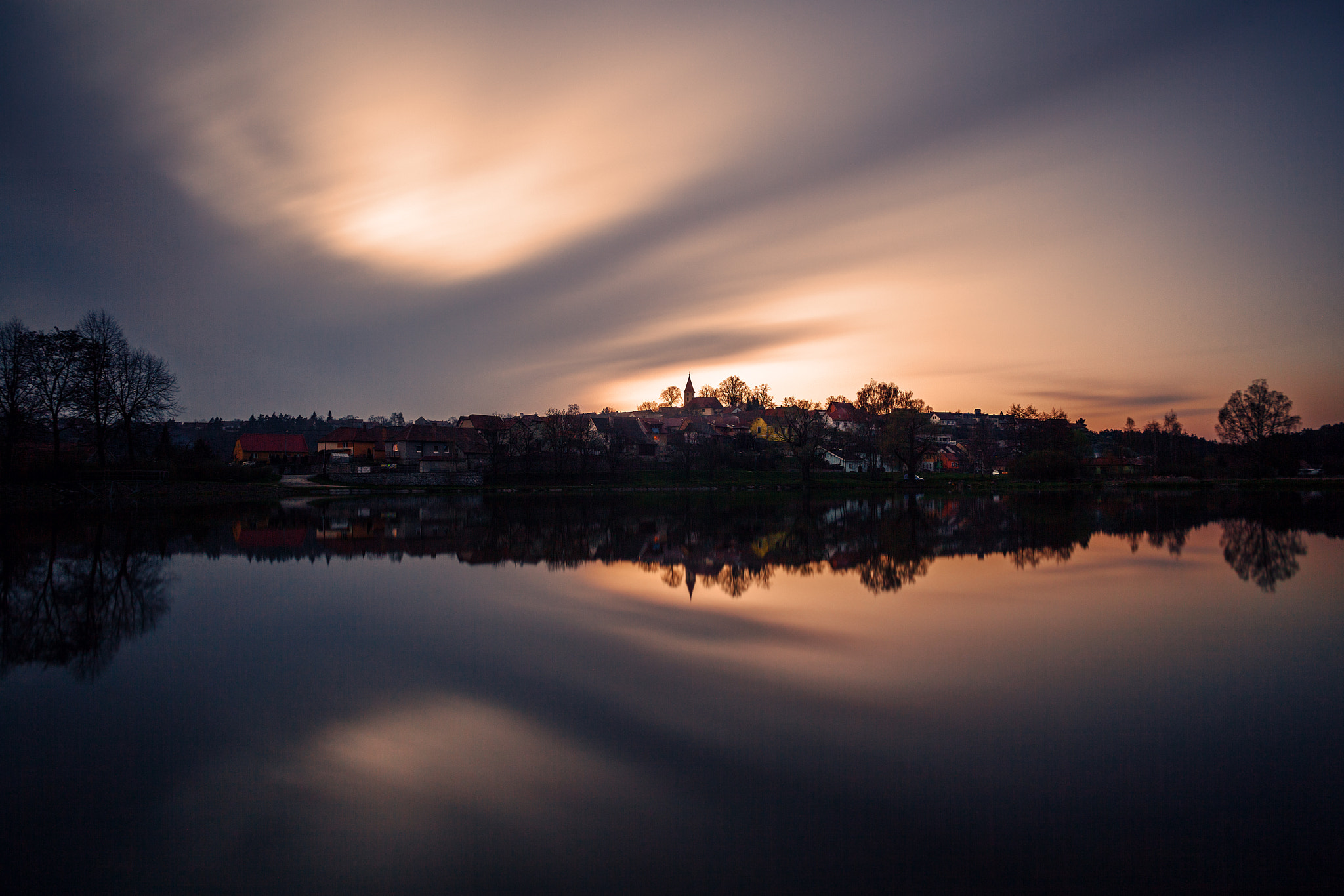 Voigtlander Color Skopar 20mm f/3.5 SLII Aspherical sample photo. Town in the pond. photography