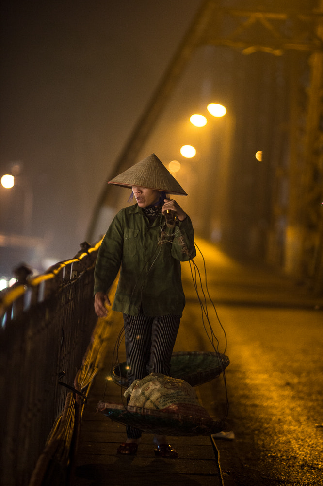 Nikon Df + AF DC-Nikkor 135mm f/2D sample photo. Night porter, long biên bridge, hanoi photography