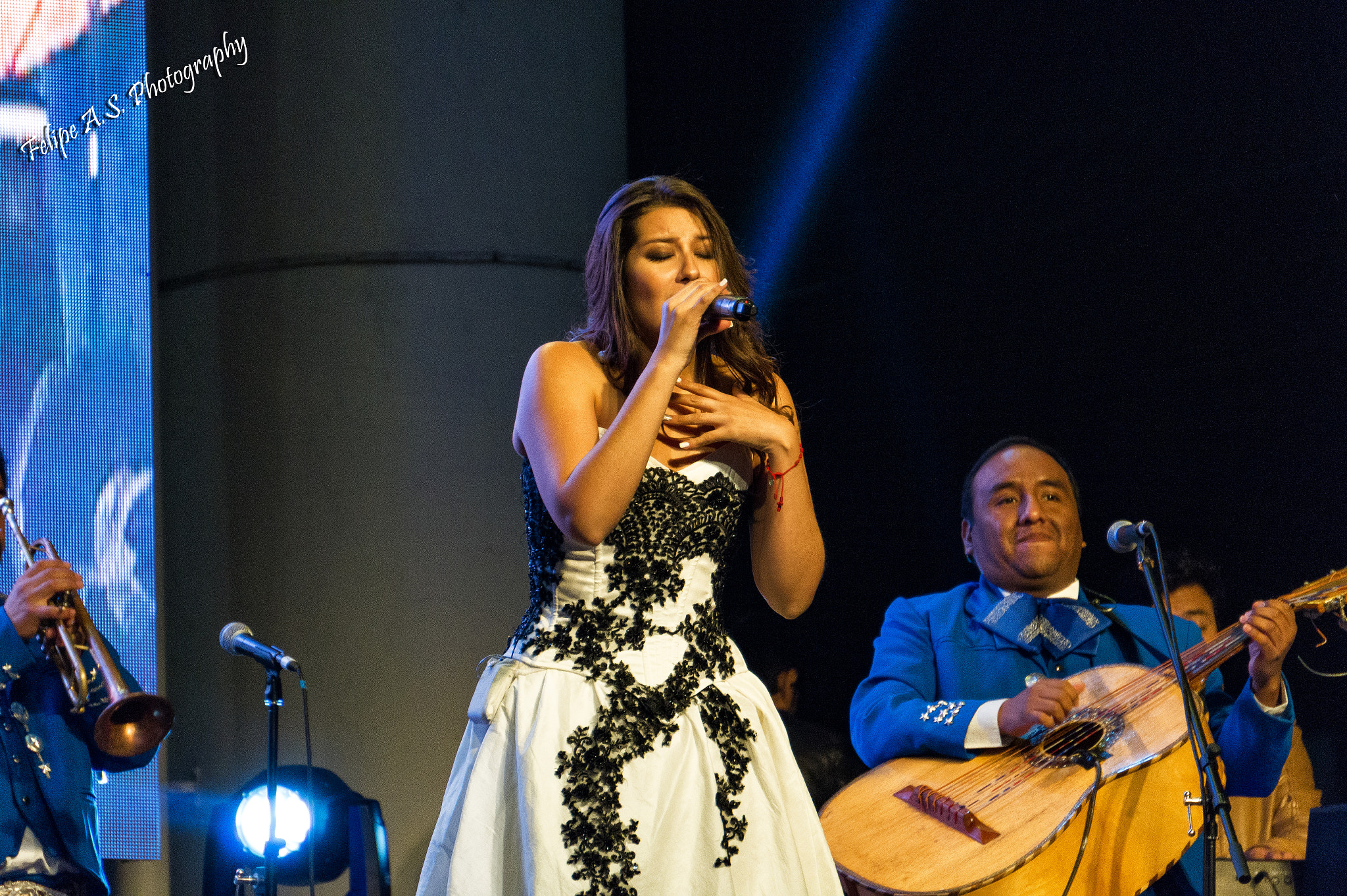 Sony Alpha a3500 sample photo. M jose quintanilla concert photography