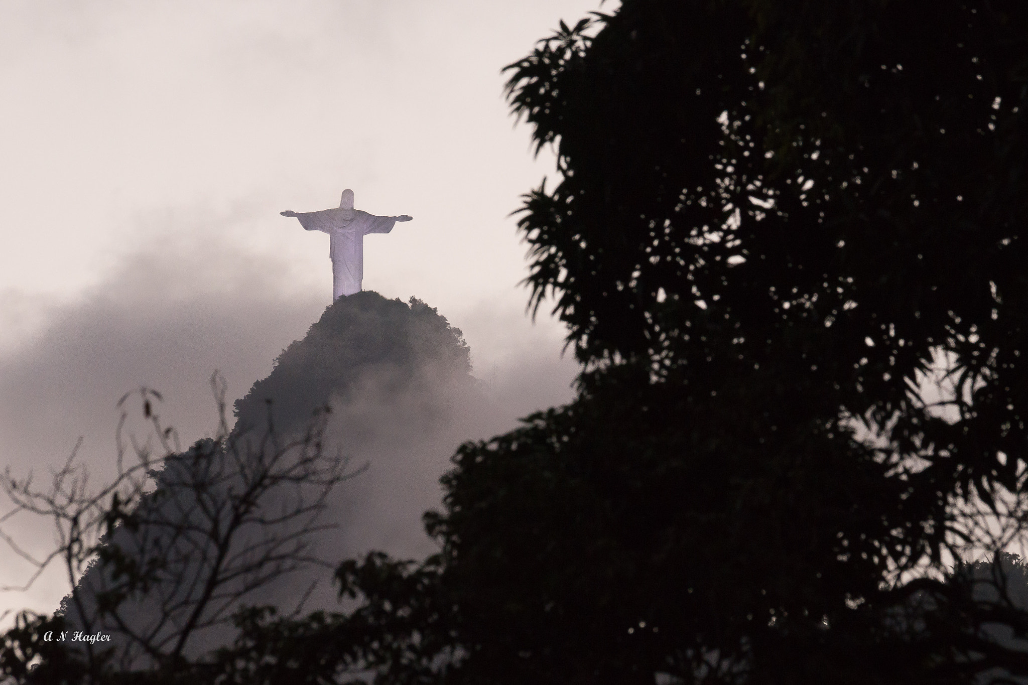 Sony 70-300mm F4.5-5.6 G SSM sample photo. Christ statue illuminated photography
