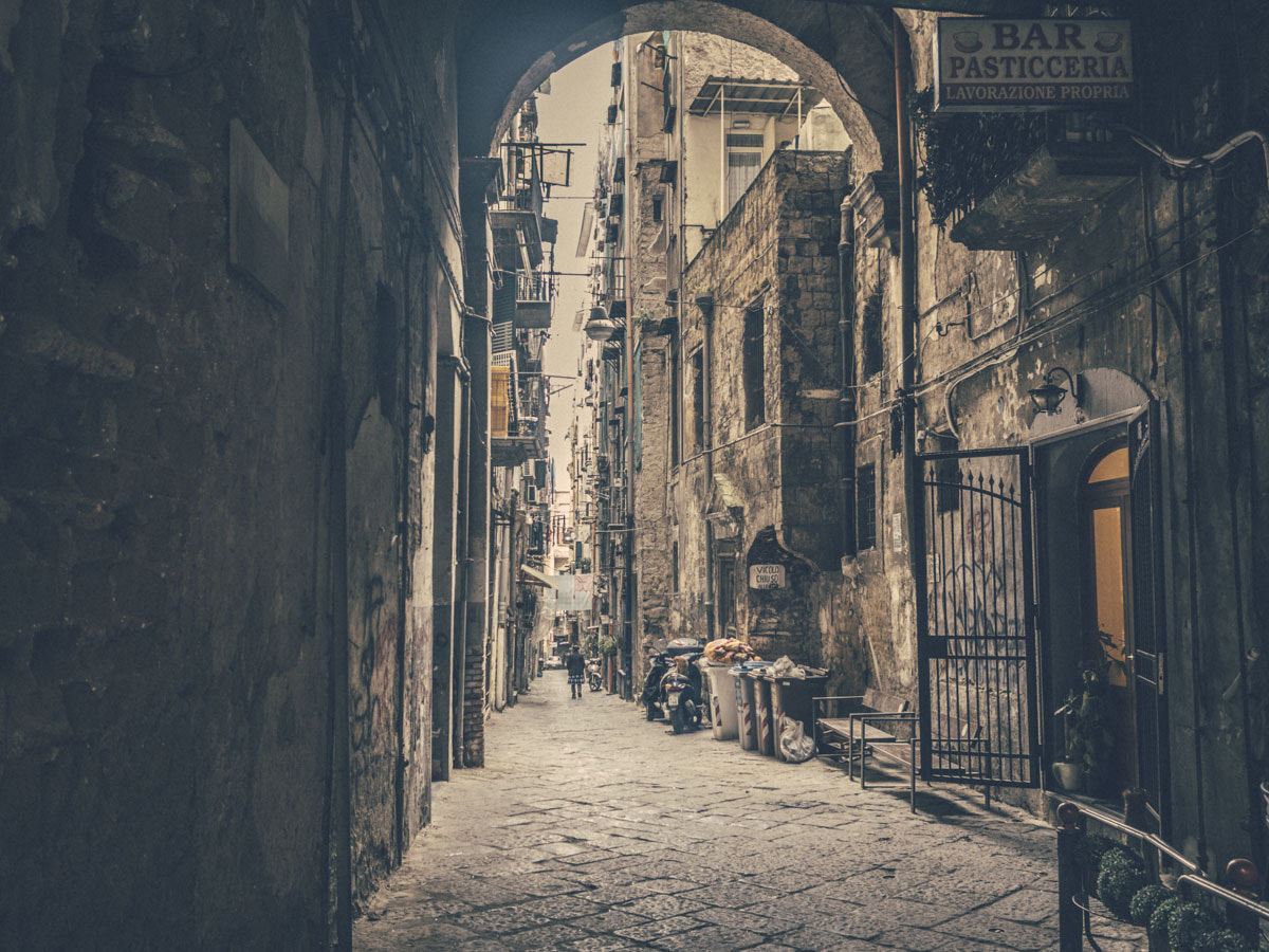 Olympus OM-D E-M5 II + Olympus M.Zuiko Digital 17mm F1.8 sample photo. Naples stree life photography