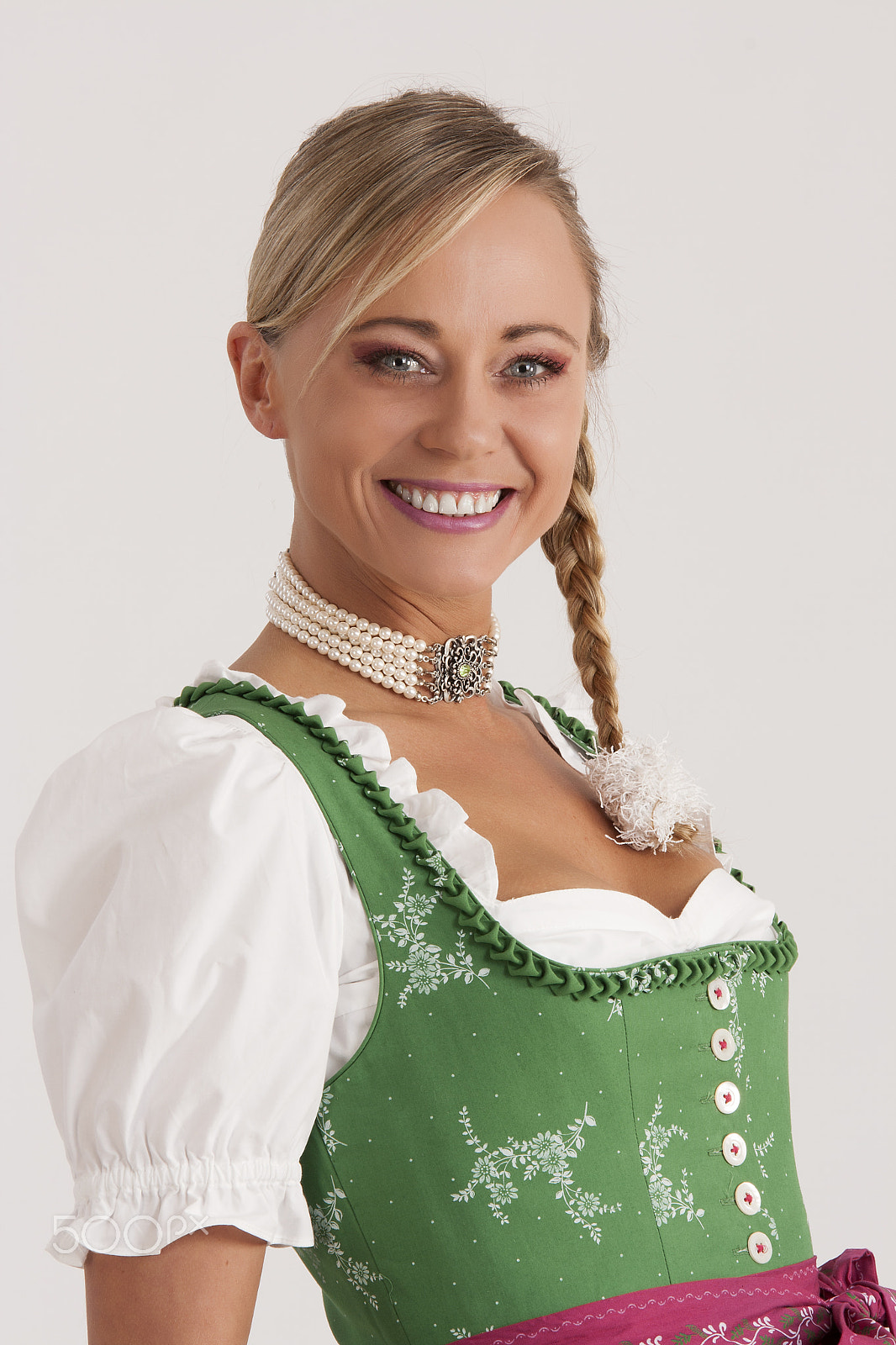 Tamron SP AF 70-200mm F2.8 Di LD (IF) MACRO sample photo. Bavarian girl with dancing photography