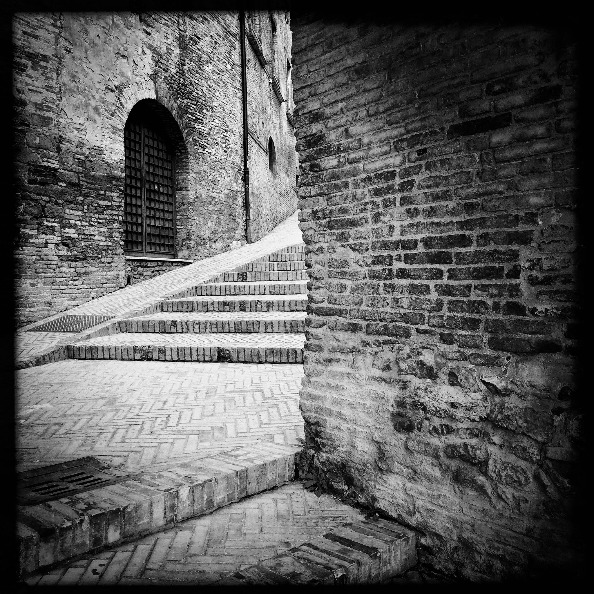 Hipstamatic 312 sample photo. Alley photography