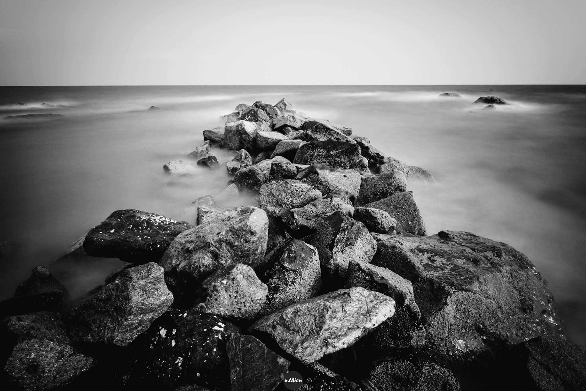 Leica Super-Elmar-M 21mm F3.4 ASPH sample photo. Sea wave on the rocks photography