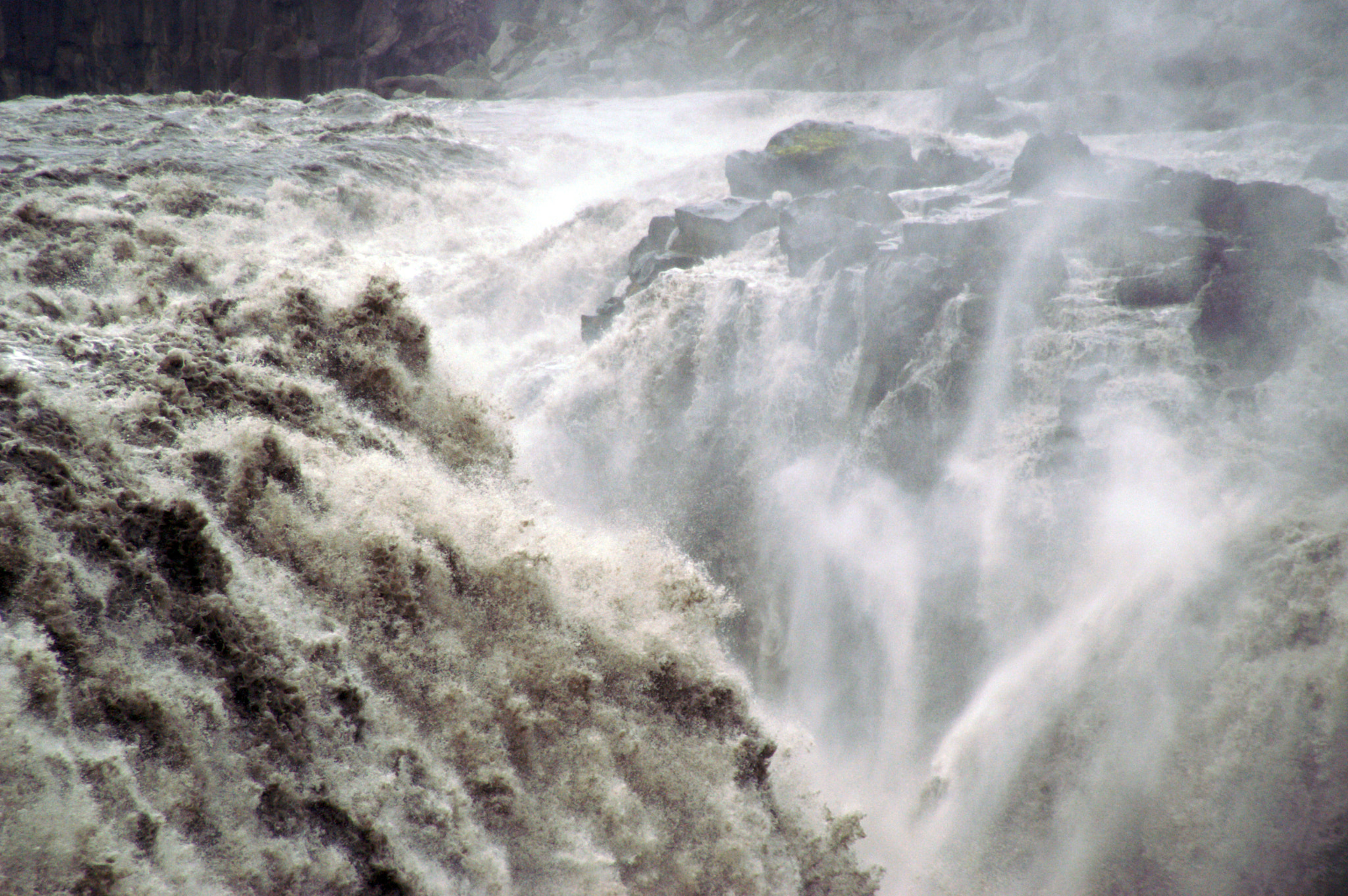 KONICA MINOLTA MAXXUM 5D sample photo. At the falls edge photography