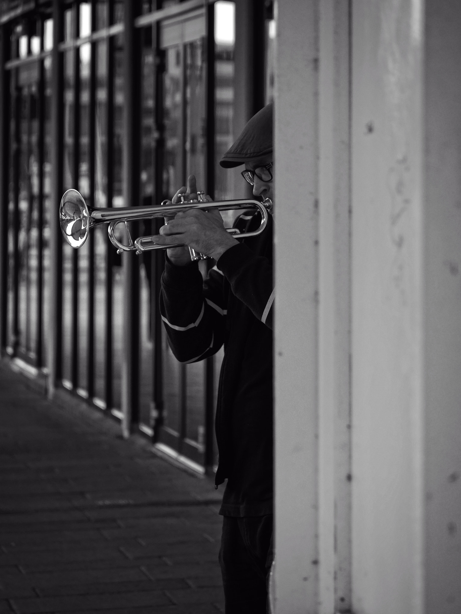 LUMIX G VARIO 35-100/F4.0-5.6 sample photo. The trumpet player. photography