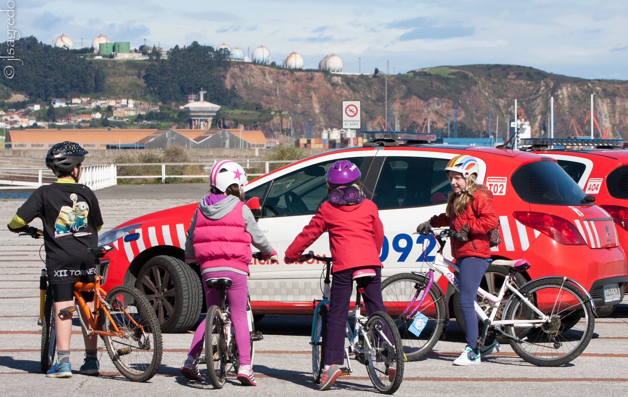 Canon EF 70-300mm F4-5.6L IS USM sample photo. La poli nos protege de los coches photography
