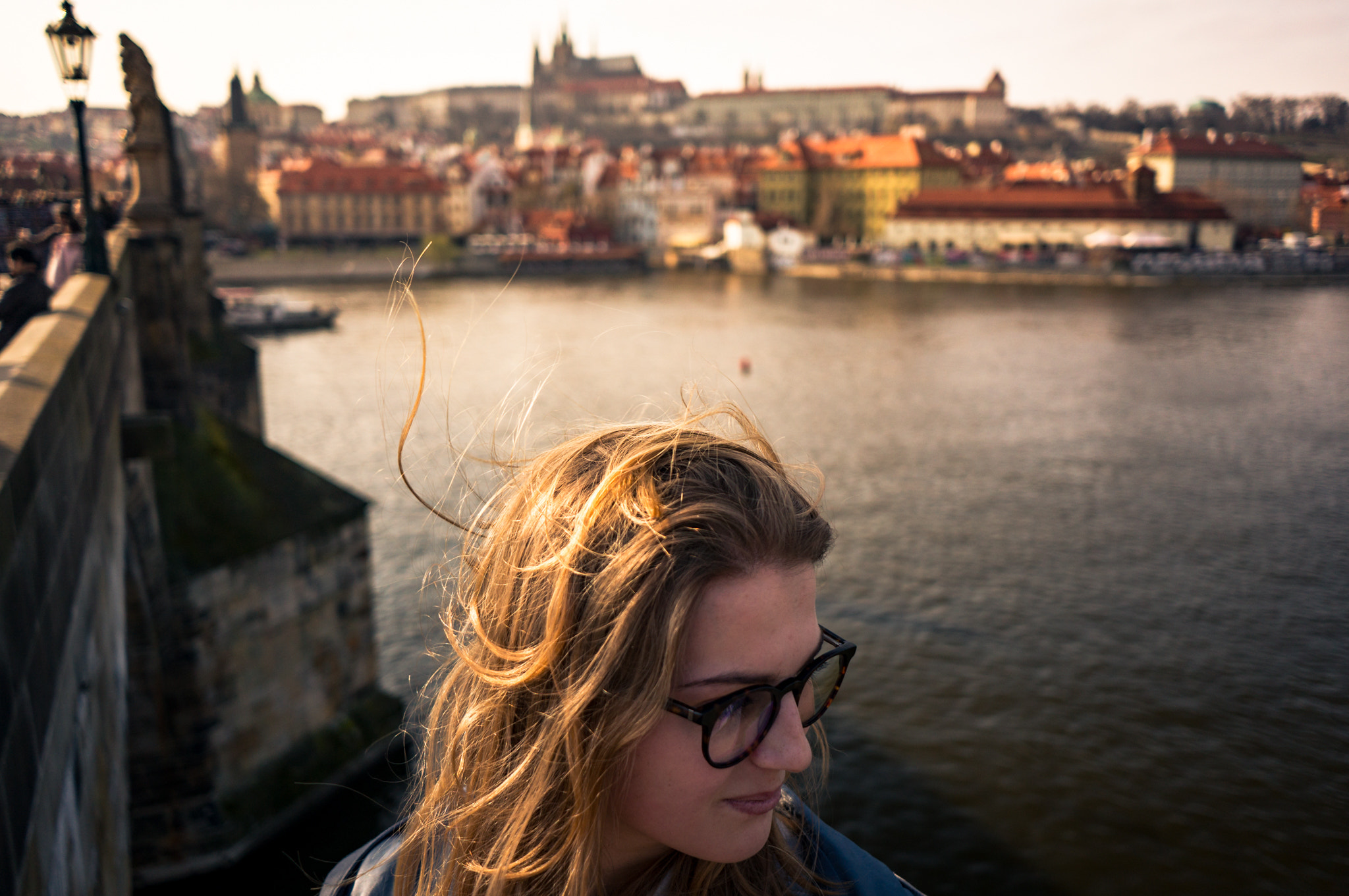 Sony Alpha NEX-5R + Sony E 20mm F2.8 sample photo. Girl on the karl's bridge photography