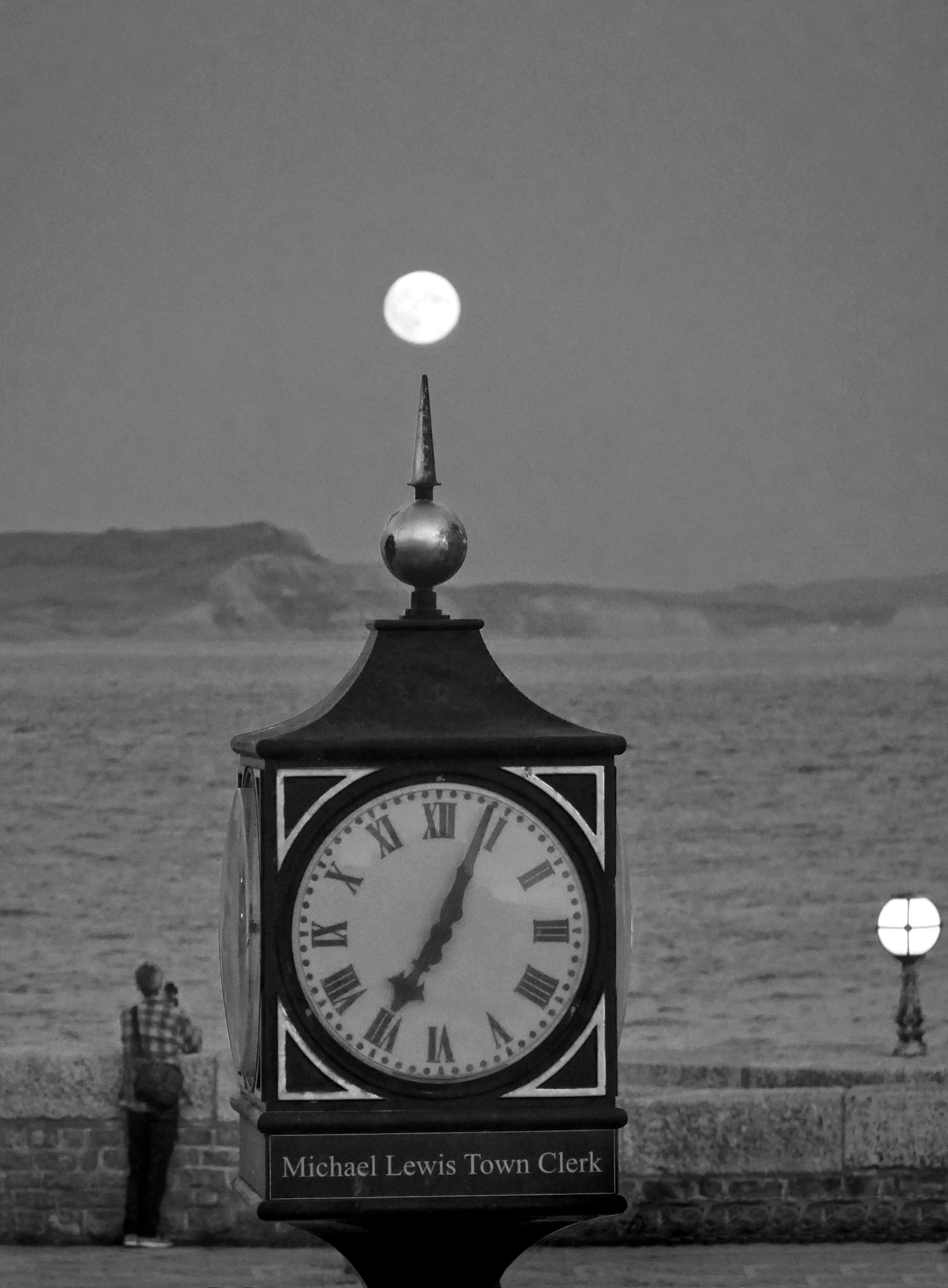 LUMIX G VARIO 35-100/F4.0-5.6 sample photo. Town clock. photography