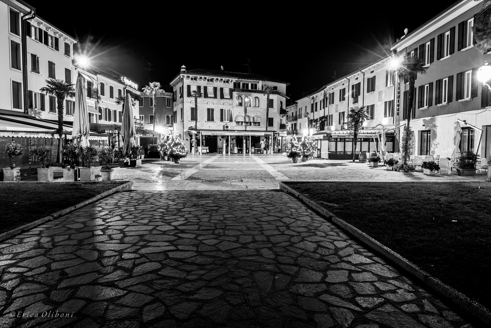 Canon EF-S 10-18mm F4.5–5.6 IS STM sample photo. The sirmione square in b & w photography
