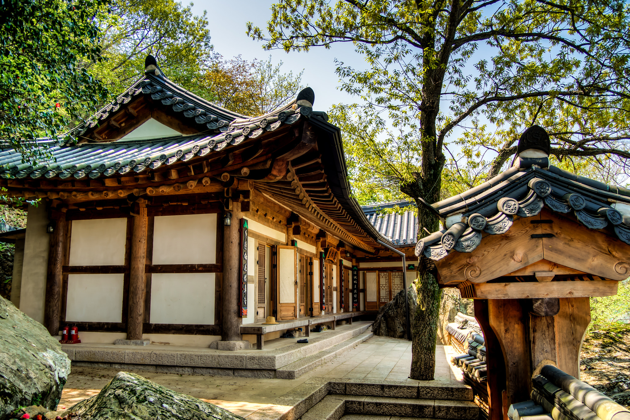 Sigma 17-70mm F2.8-4.5 (D) sample photo. Yeosu hangilam temple building photography