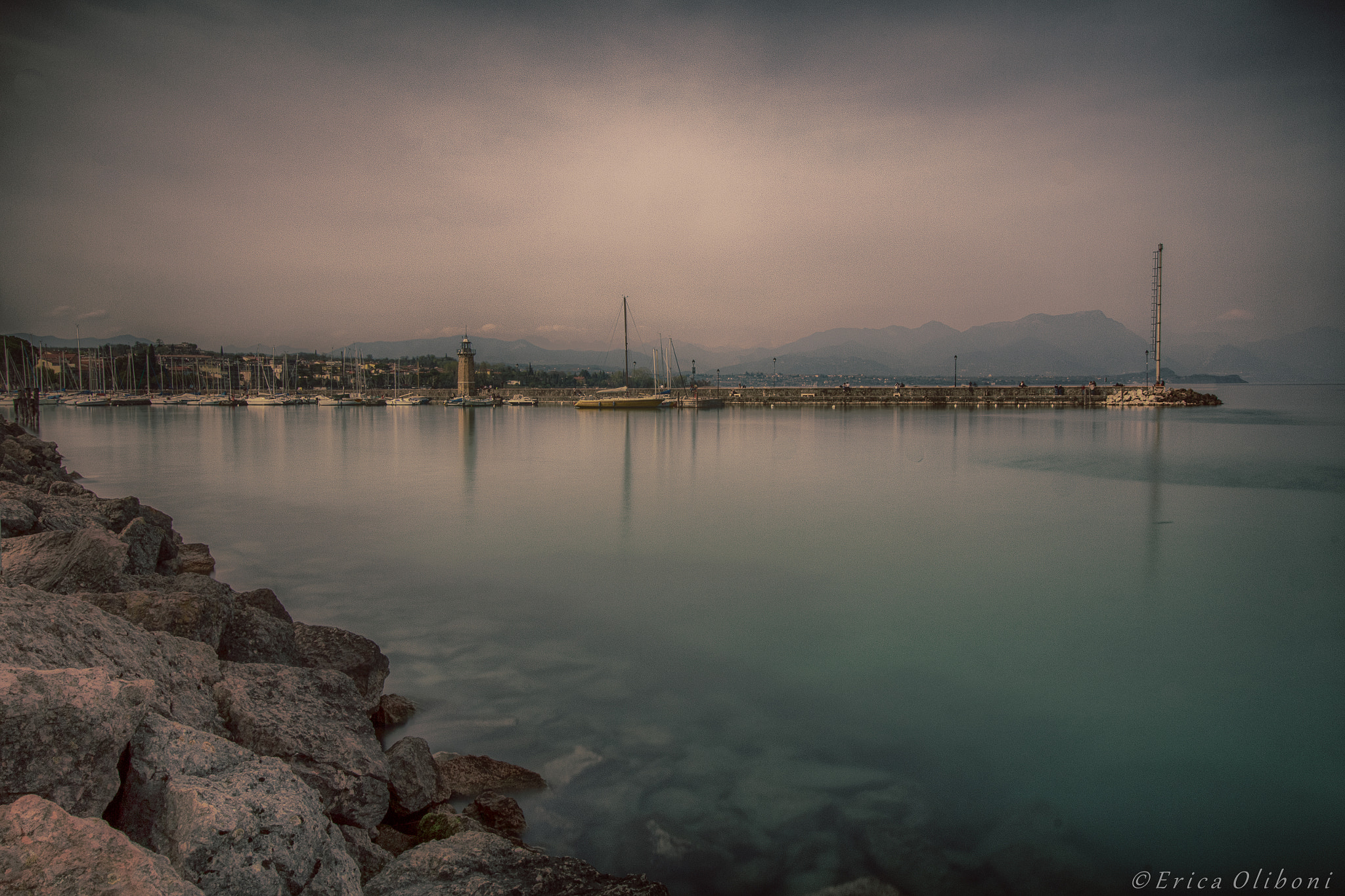 Canon EF-S 10-18mm F4.5–5.6 IS STM sample photo. Desenzano del garda harbour and the old lighthouse photography