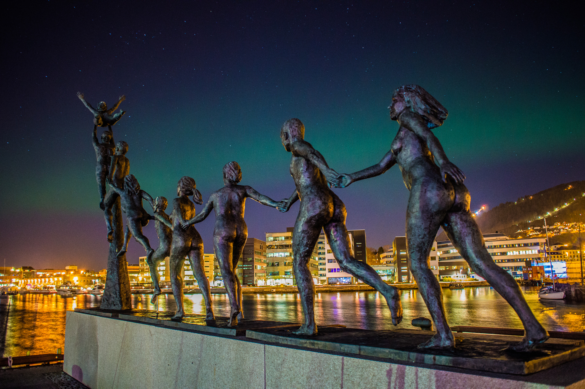 Nikon D3200 + Sigma 18-50mm F2.8-4.5 DC OS HSM sample photo. The statue and the northern light photography