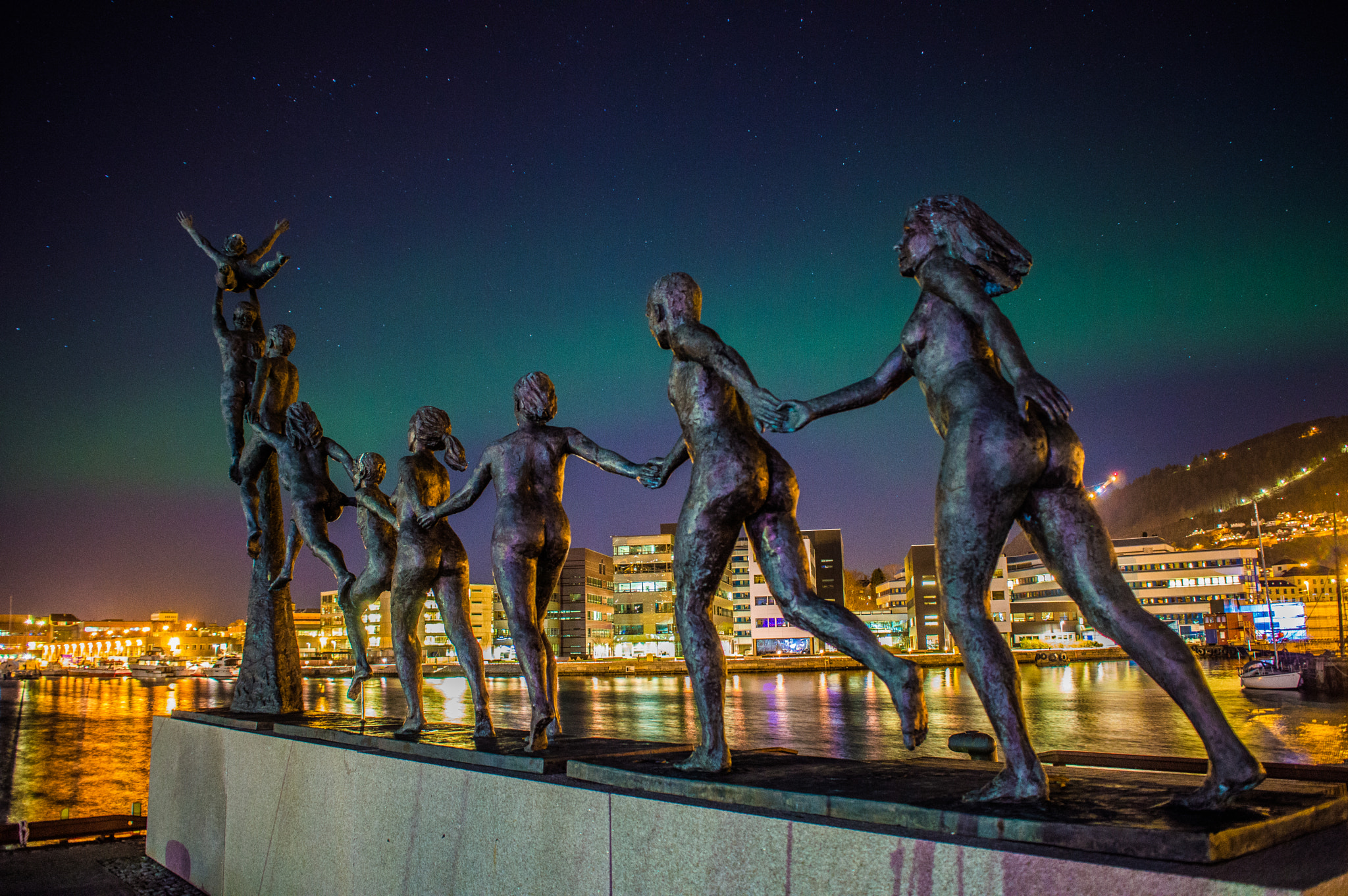 Sigma 18-50mm F2.8-4.5 DC OS HSM sample photo. The statue and the northern light photography
