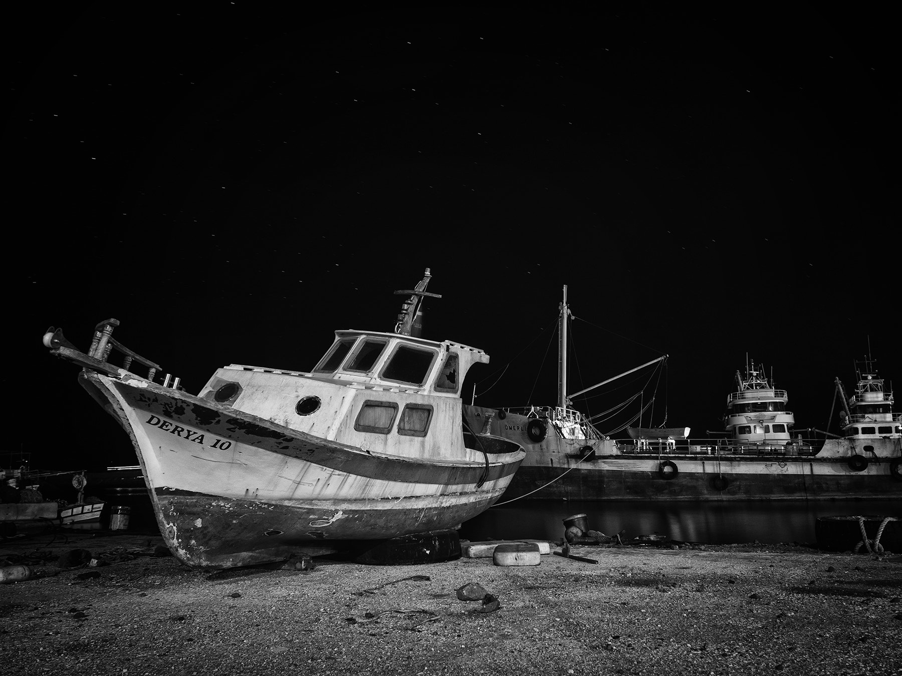Olympus OM-D E-M10 + Panasonic Lumix G 14mm F2.5 ASPH sample photo. Alone in the dark... photography