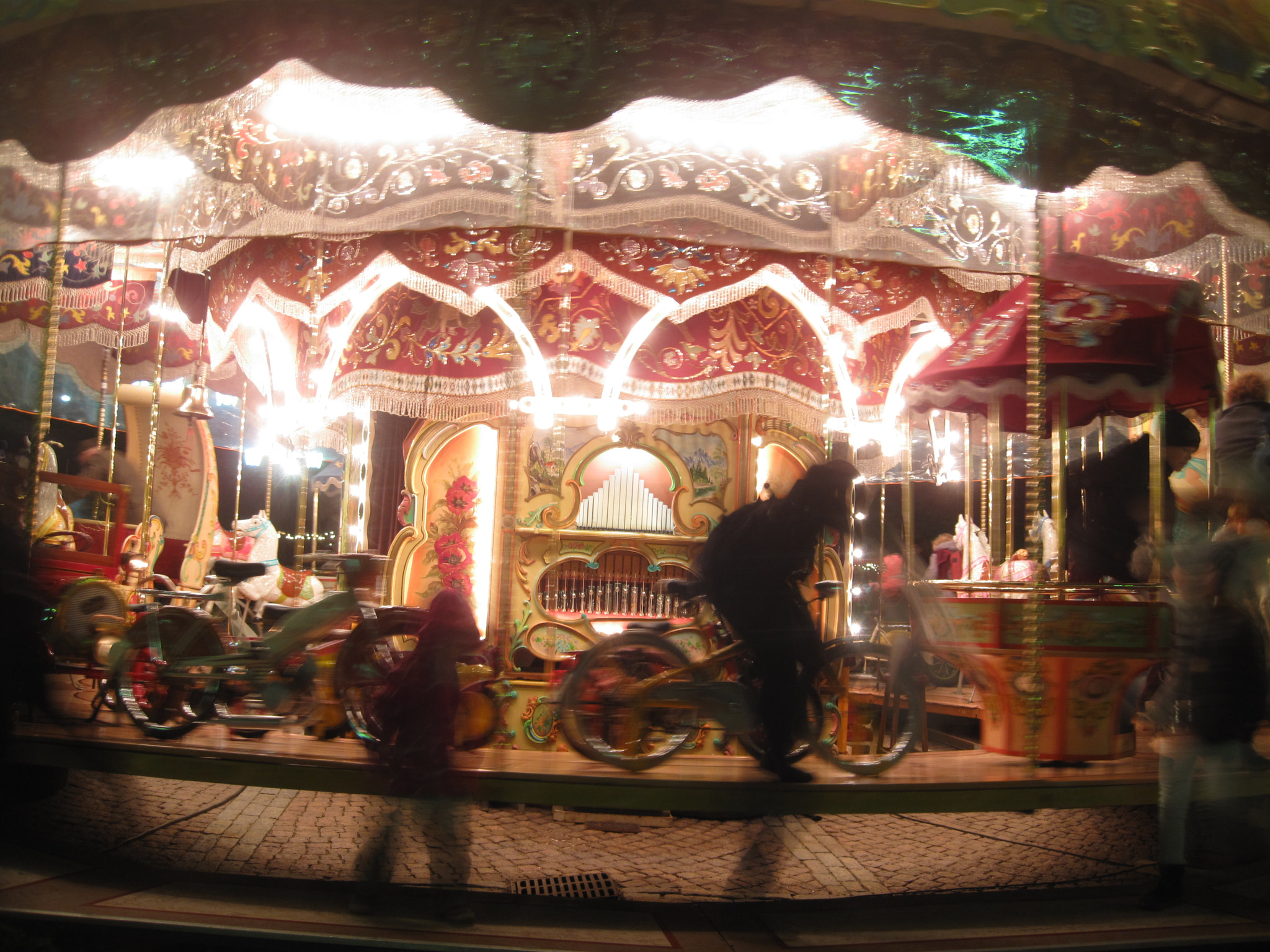 Canon PowerShot SD990 IS (Digital IXUS 980 IS / IXY Digital 3000 IS) sample photo. Carousel.jpg photography