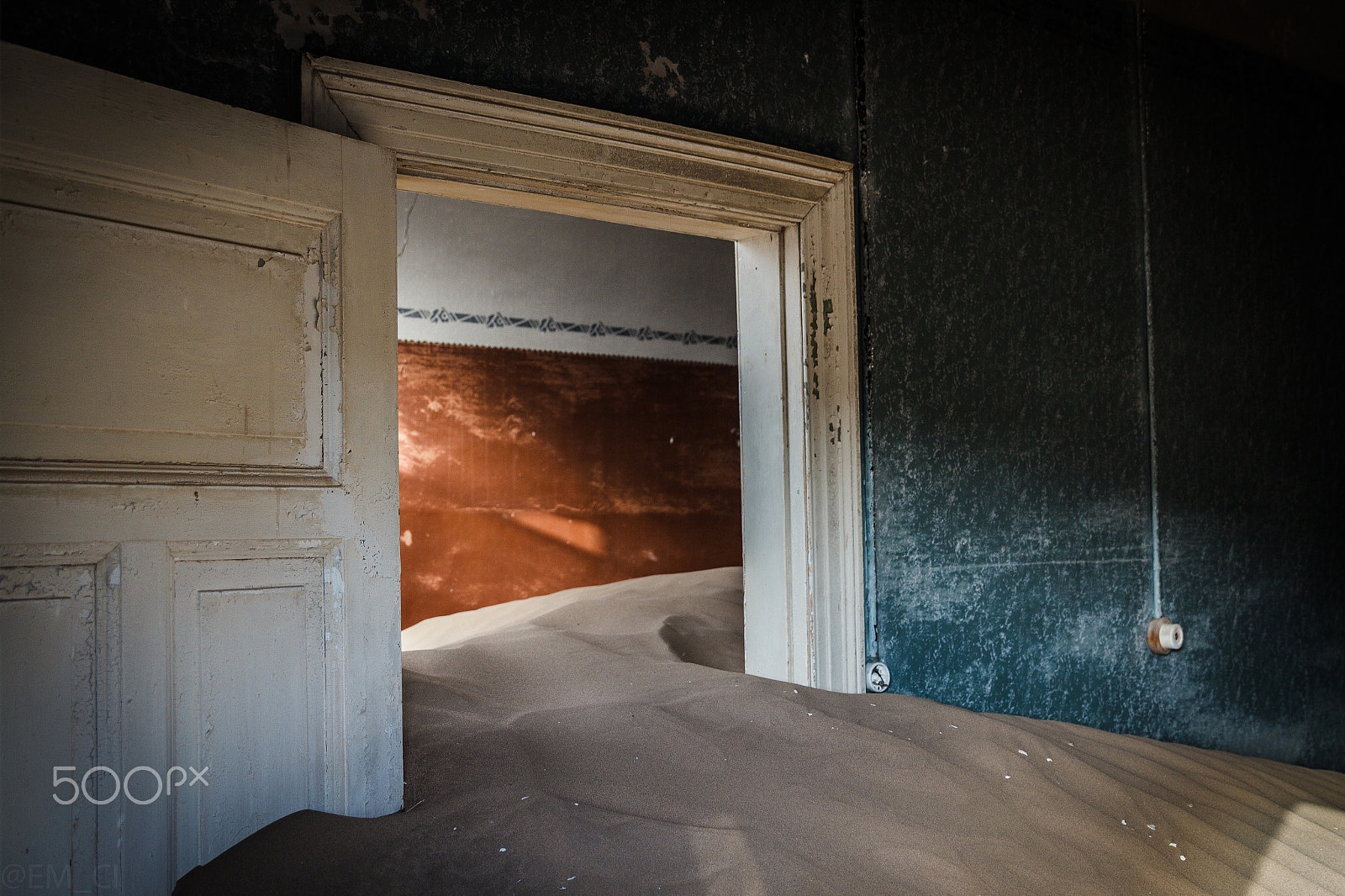 Canon EOS 600D (Rebel EOS T3i / EOS Kiss X5) + Canon EF 24-70mm F2.8L II USM sample photo. Sand in the room, kolmanskop, namibia photography
